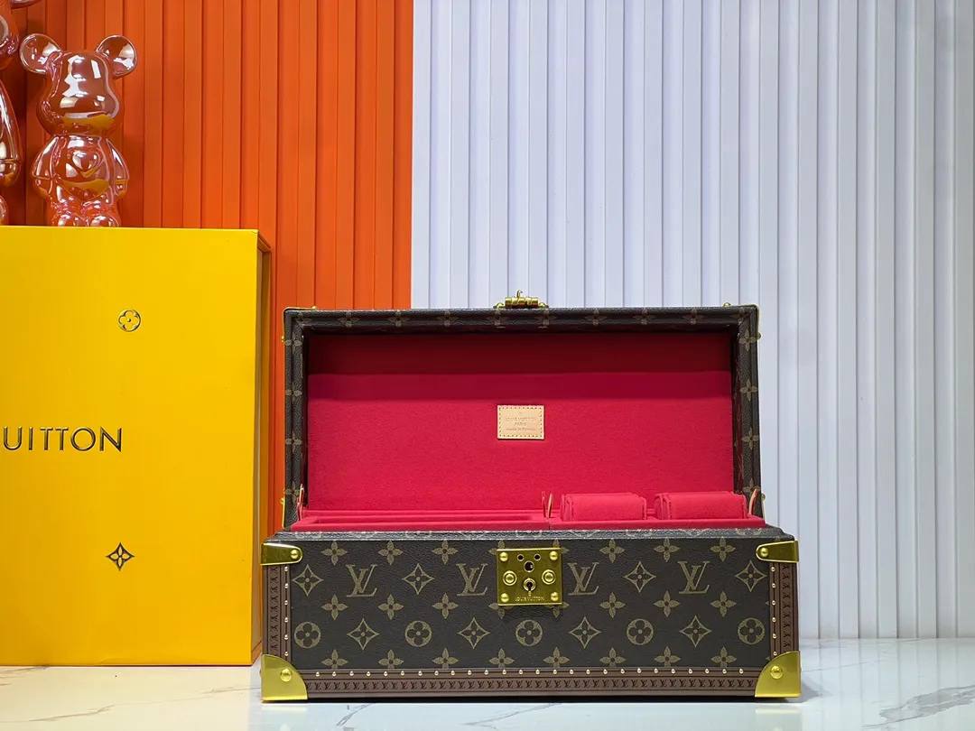Batch 1220💰Guangzhou top original M20209 treasure box [exclusive photo, upgraded original] can hold watches and can hold jewelry. This treasure box is made of classic Monogram canvas. It is equipped with a removable tray to hide valuables.  -38.0*18.0cm✅ -Two storage layers✅ ​​-Partitioned in the middle. Can store valuables✅ -Push open the automatic pop-up lock✅ -Lined with velvet✅ -Silver metal/hardware✅ -Extreme workmanship, every detail is just right✅ -Purely handmade, every small nail is clearly in place,✅ LOUIS VUITTON hard box is like a treasure box that travels through history. Its sturdiness is a symbol of Louis Vuitton's traditional exquisite craftsmanship✅