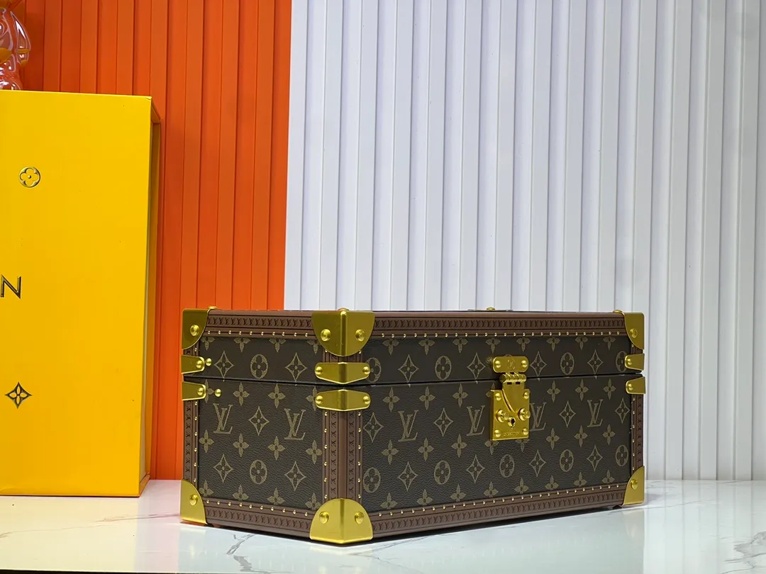 Batch 1220💰Guangzhou top original M20209 treasure box [exclusive photo, upgraded original] can hold watches and can hold jewelry. This treasure box is made of classic Monogram canvas. It is equipped with a removable tray to hide valuables.  -38.0*18.0cm✅ -Two storage layers✅ ​​-Partitioned in the middle. Can store valuables✅ -Push open the automatic pop-up lock✅ -Lined with velvet✅ -Silver metal/hardware✅ -Extreme workmanship, every detail is just right✅ -Purely handmade, every small nail is clearly in place,✅ LOUIS VUITTON hard box is like a treasure box that travels through history. Its sturdiness is a symbol of Louis Vuitton's traditional exquisite craftsmanship✅