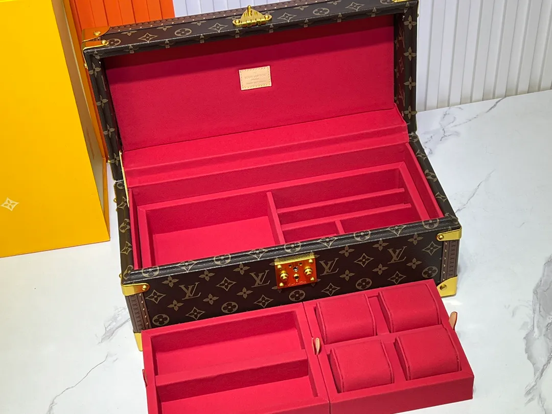 Batch 1220💰Guangzhou top original M20209 treasure box [exclusive photo, upgraded original] can hold watches and can hold jewelry. This treasure box is made of classic Monogram canvas. It is equipped with a removable tray to hide valuables.  -38.0*18.0cm✅ -Two storage layers✅ ​​-Partitioned in the middle. Can store valuables✅ -Push open the automatic pop-up lock✅ -Lined with velvet✅ -Silver metal/hardware✅ -Extreme workmanship, every detail is just right✅ -Purely handmade, every small nail is clearly in place,✅ LOUIS VUITTON hard box is like a treasure box that travels through history. Its sturdiness is a symbol of Louis Vuitton's traditional exquisite craftsmanship✅