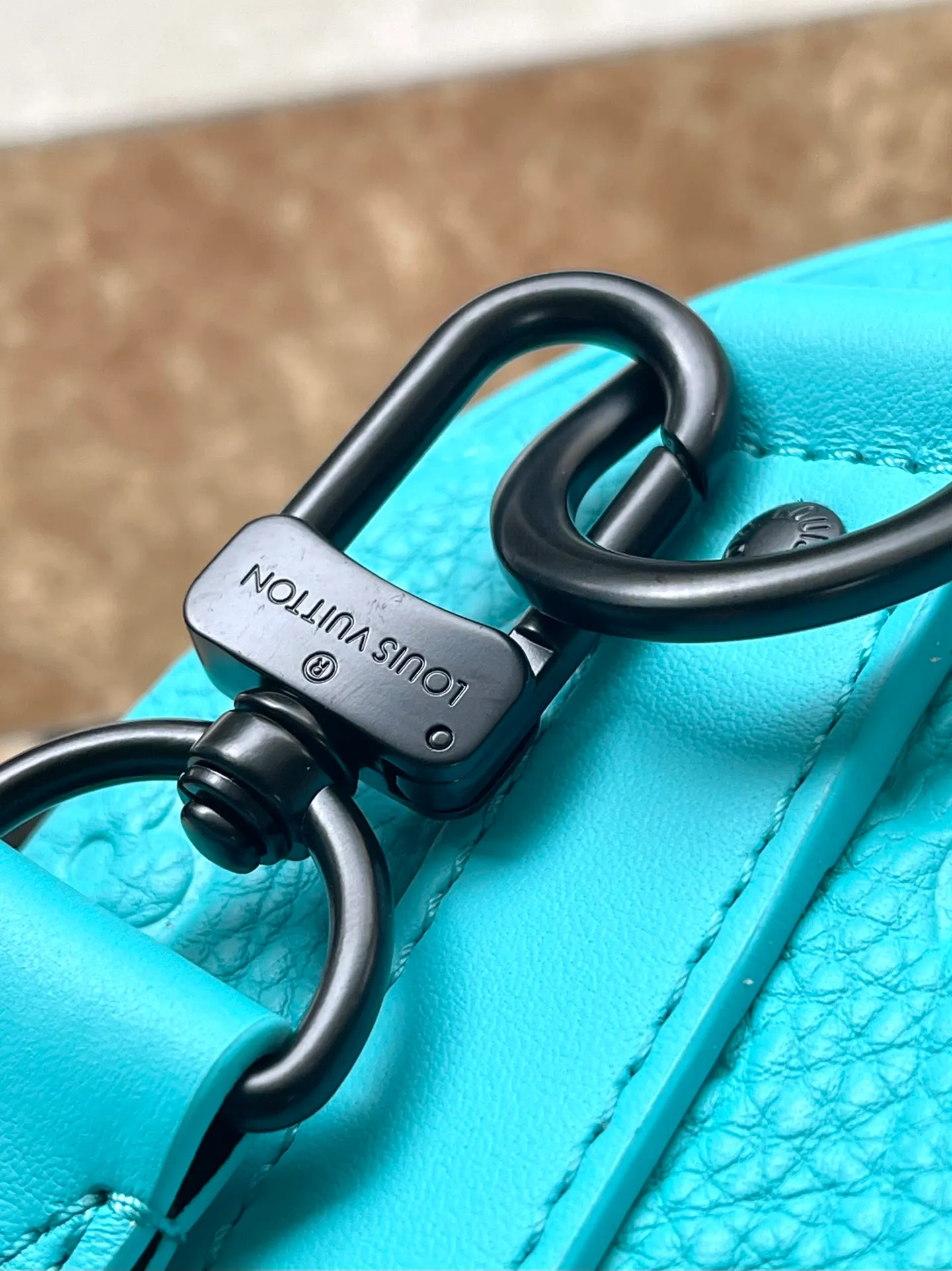💰1060 (top layer leather) top original order M11996 This Keepall Bandouliere25 handbag is made of fresh Taurillon cow leather, and continues the classic elements of the Keepall series with a detachable nameplate and side straps. The detachable fabric shoulder strap complements metal hardware such as studs and zippers, and the neat interior is equipped with patch pockets for cards and receipts. Dimensions: 25 × 15 × 11 cm