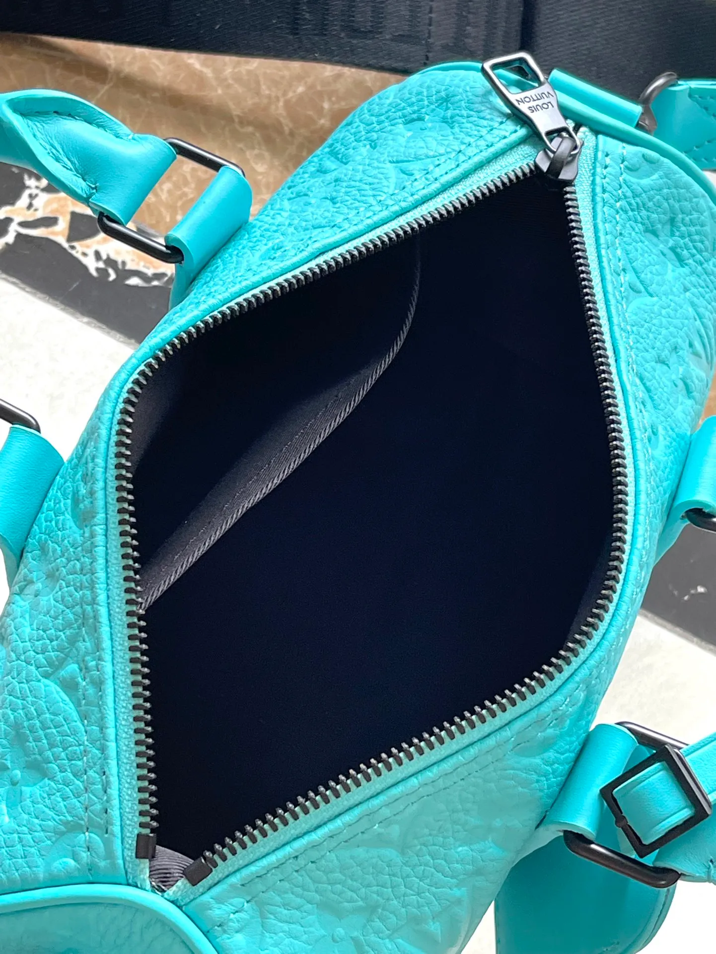 💰1060 (top layer leather) top original order M11996 This Keepall Bandouliere25 handbag is made of fresh Taurillon cow leather, and continues the classic elements of the Keepall series with a detachable nameplate and side straps. The detachable fabric shoulder strap complements metal hardware such as studs and zippers, and the neat interior is equipped with patch pockets for cards and receipts. Dimensions: 25 × 15 × 11 cm