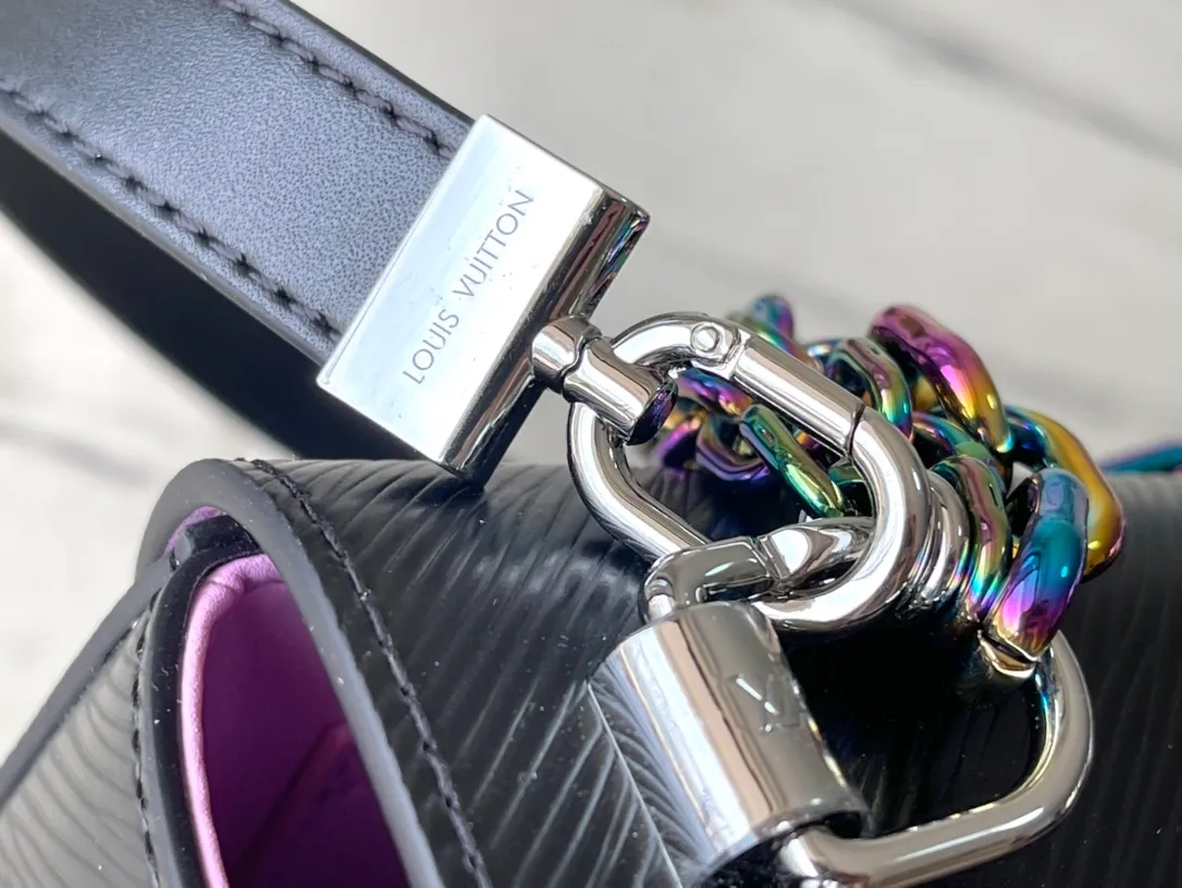 💰1160 Top Original M22028 Black This medium-sized Twist handbag is made of Epi grain leather, giving the Twist twist lock and hand chain a beetle-like iridescence. Attach part of the chain to the leather shoulder strap to convert it between shoulder and cross-body wear. Dimensions: 23 x 17 x 9.5 cm