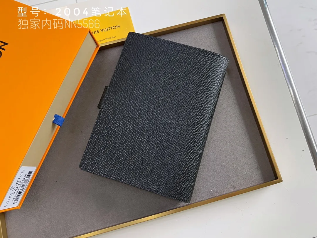 💰140 Top Original 💎 Latest Date 📅 Notepad This small notepad cover is made of Monogram canvas and can hold three credit cards. It can also be used as an address book, notebook or calendar. Epi leather is delicately embossed with LV initials and is lined with intertwined textured leather - Push-button closure - Six-ring binder with three rings in a set, six credit card slots and two internal compartments - Notepad insert available separately. Model: 2004 Size: 14x18cm