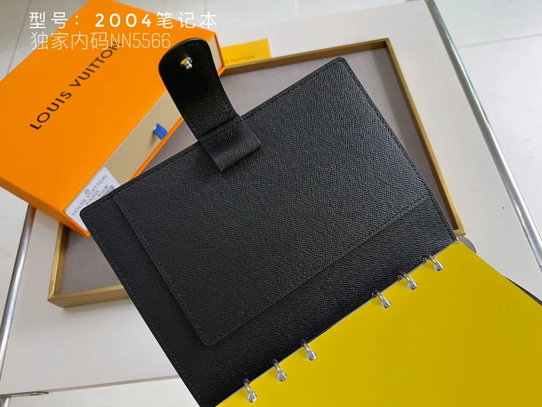 💰140 Top Original 💎 Latest Date 📅 Notepad This small notepad cover is made of Monogram canvas and can hold three credit cards. It can also be used as an address book, notebook or calendar. Epi leather is delicately embossed with LV initials and is lined with intertwined textured leather - Push-button closure - Six-ring binder with three rings in a set, six credit card slots and two internal compartments - Notepad insert available separately. Model: 2004 Size: 14x18cm