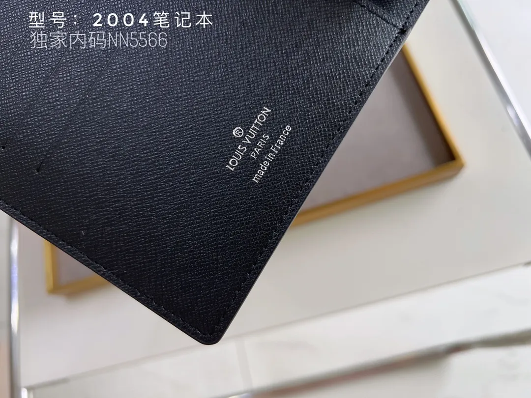 💰140 Top Original 💎 Latest Date 📅 Notepad This small notepad cover is made of Monogram canvas and can hold three credit cards. It can also be used as an address book, notebook or calendar. Epi leather is delicately embossed with LV initials and is lined with intertwined textured leather - Push-button closure - Six-ring binder with three rings in a set, six credit card slots and two internal compartments - Notepad insert available separately. Model: 2004 Size: 14x18cm
