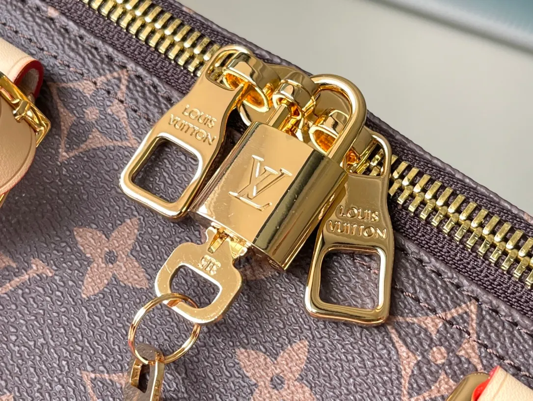 💰1160 Top original order M46471 x YK KEEPALL 45 travel bag Yayoi Kusama has been fond of depicting pumpkins since she was a child, a symbol of warmth and comfort. The psychedelic pumpkin pattern decorates the Monogram Eclipse Reverse canvas, which is another visual business card and a good choice for collection. Size: 45*27*20 cm