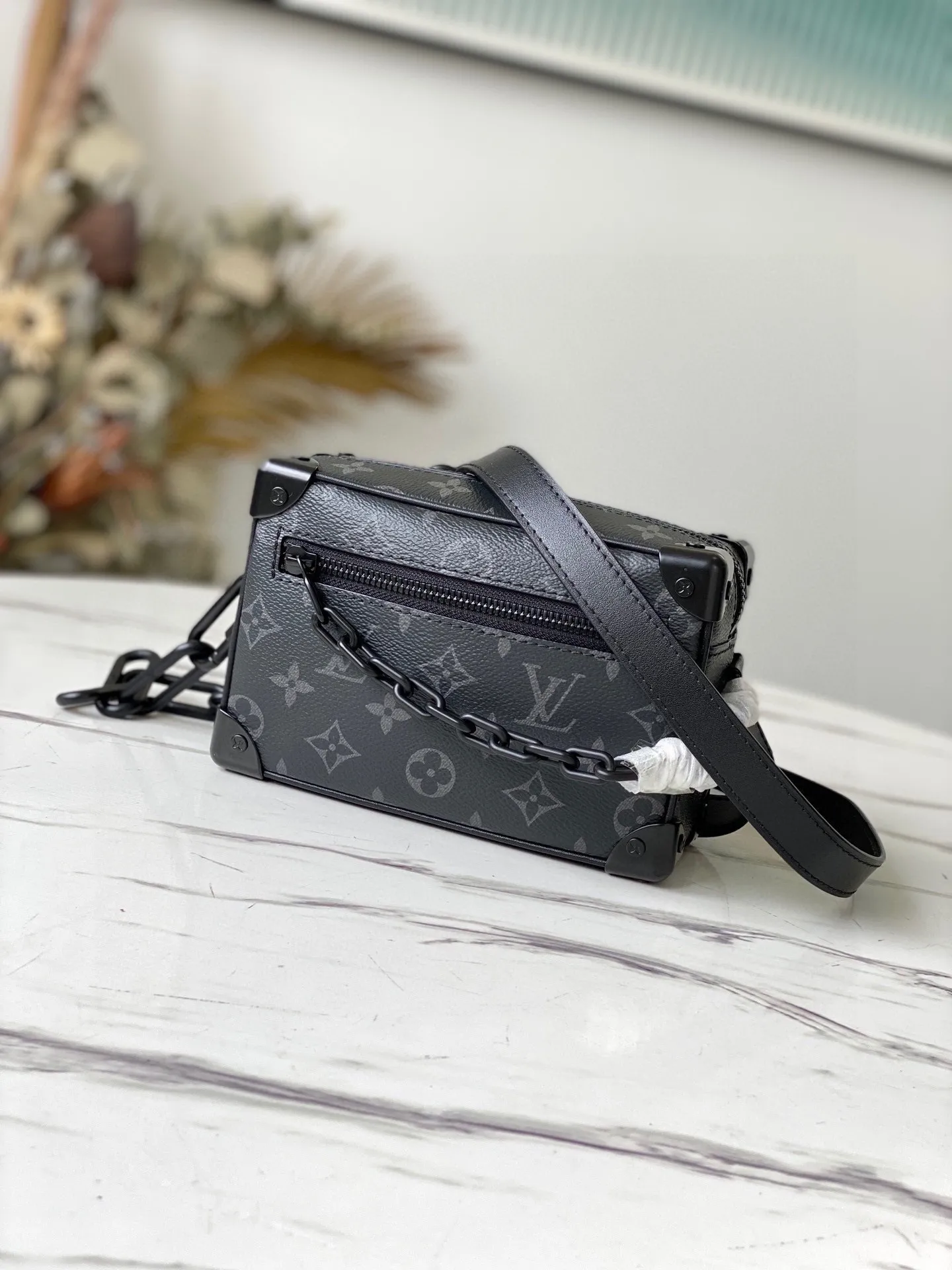 💰800 Top original order M44735 Black Flower [Box Bag] has arrived again. It is super beautiful and versatile. It has a metallic feel when you carry it on your back. It makes people look very fashionable. It is a low-key, fashionable and domineering bag. Size: 18×12×7cm