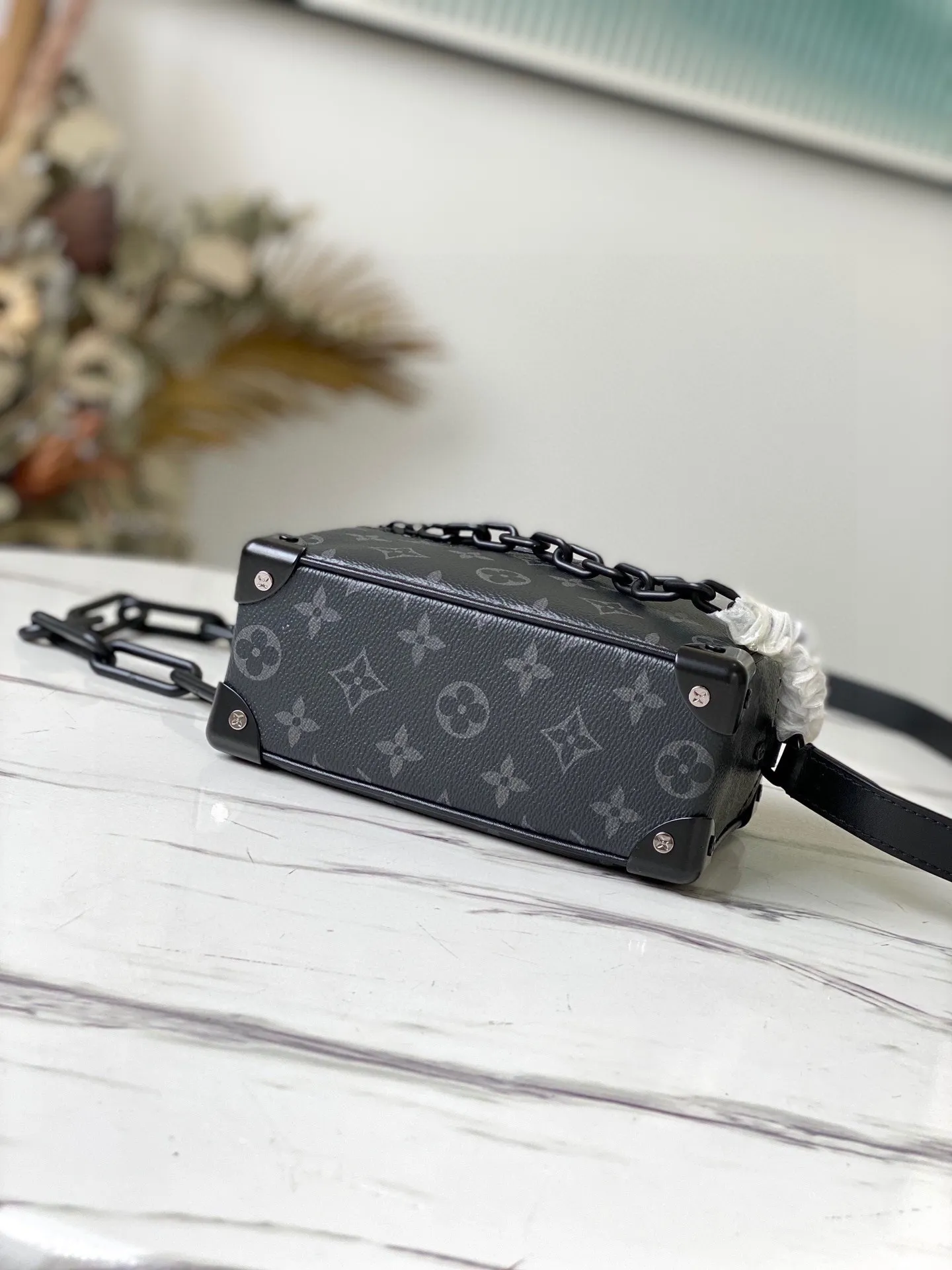 💰800 Top original order M44735 Black Flower [Box Bag] has arrived again. It is super beautiful and versatile. It has a metallic feel when you carry it on your back. It makes people look very fashionable. It is a low-key, fashionable and domineering bag. Size: 18×12×7cm