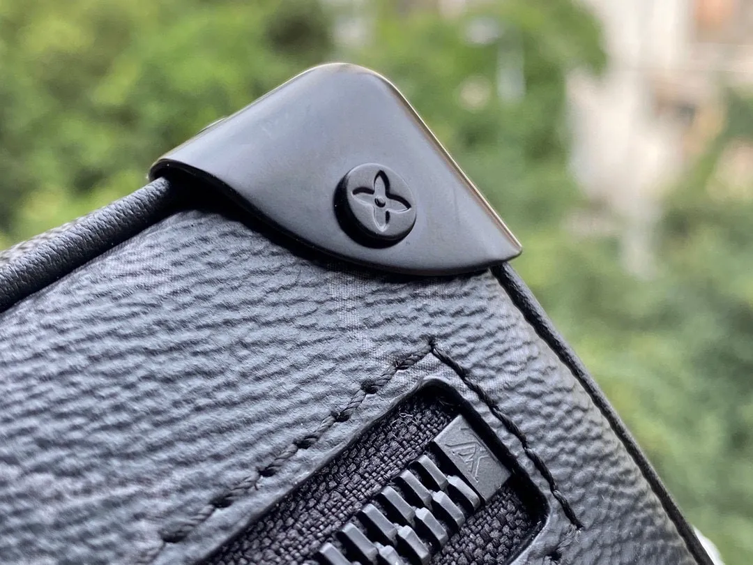 💰800 Top original order M44735 Black Flower [Box Bag] has arrived again. It is super beautiful and versatile. It has a metallic feel when you carry it on your back. It makes people look very fashionable. It is a low-key, fashionable and domineering bag. Size: 18×12×7cm