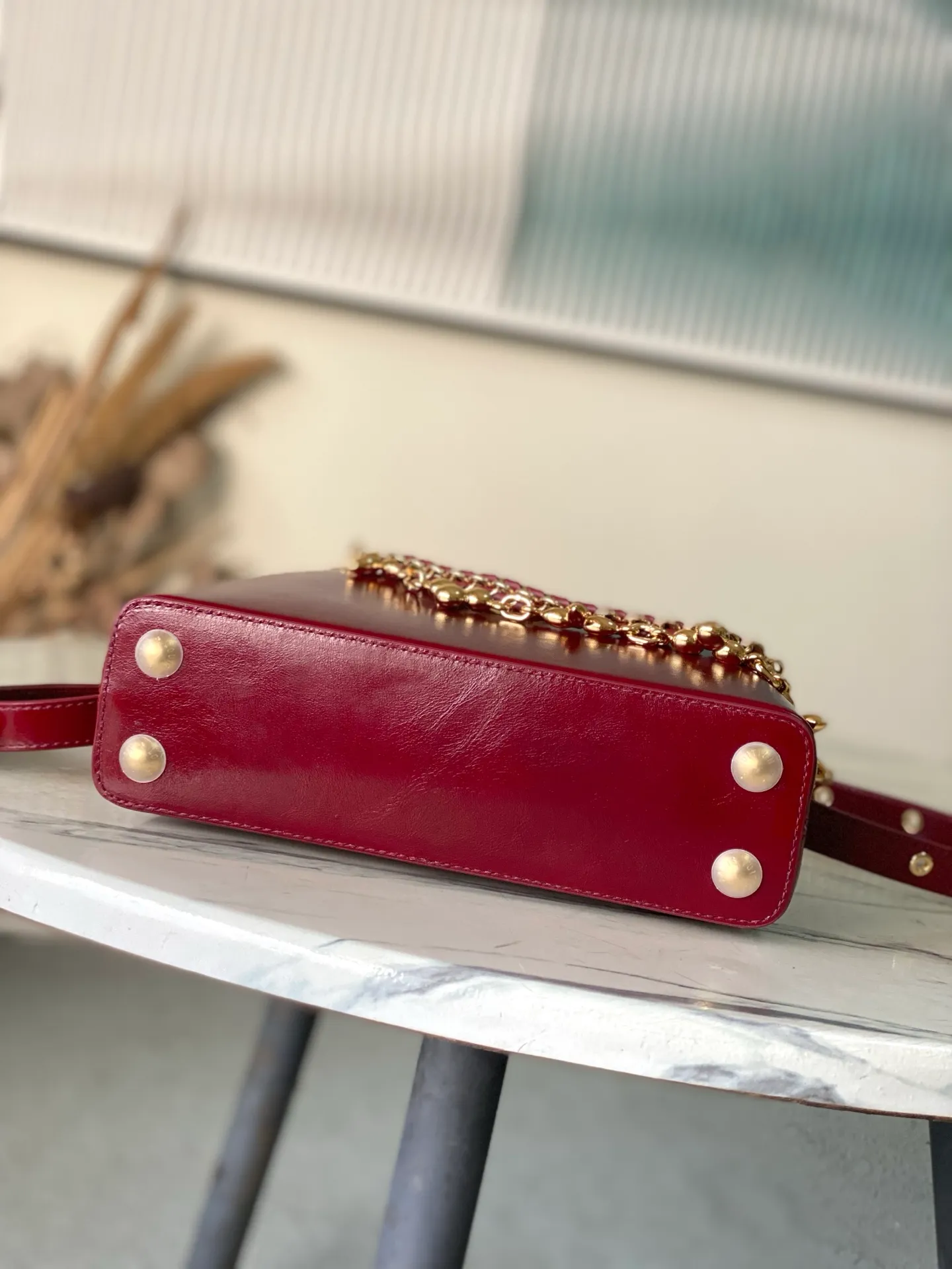 💰2360 "Special Grade Original Leather" M25473 Small Burgundy Oil Waxed Leather This Capucines East-WestBB handbag gives the leather a pleated texture and expresses the new season trend. The cow leather trim outlines smooth lines. The LV letters and detachable chain shine with metallic luster. The spacious interior meets different storage needs. Various carrying methods show functional ingenuity. Size: 26.5*14*8CM