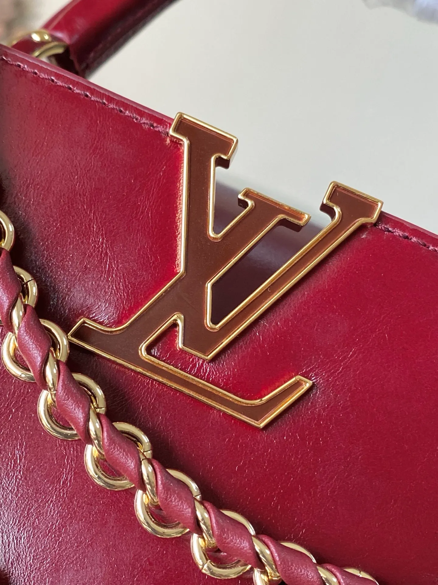 💰2360 "Special Grade Original Leather" M25473 Small Burgundy Oil Waxed Leather This Capucines East-WestBB handbag gives the leather a pleated texture and expresses the new season trend. The cow leather trim outlines smooth lines. The LV letters and detachable chain shine with metallic luster. The spacious interior meets different storage needs. Various carrying methods show functional ingenuity. Size: 26.5*14*8CM