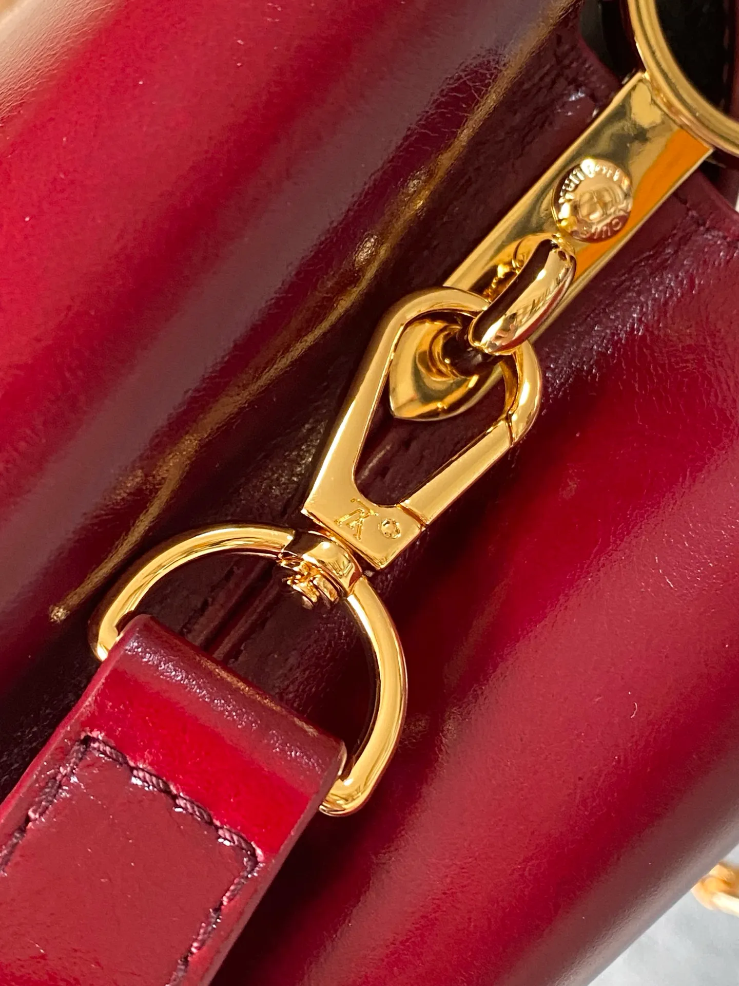 💰2360 "Special Grade Original Leather" M25473 Small Burgundy Oil Waxed Leather This Capucines East-WestBB handbag gives the leather a pleated texture and expresses the new season trend. The cow leather trim outlines smooth lines. The LV letters and detachable chain shine with metallic luster. The spacious interior meets different storage needs. Various carrying methods show functional ingenuity. Size: 26.5*14*8CM