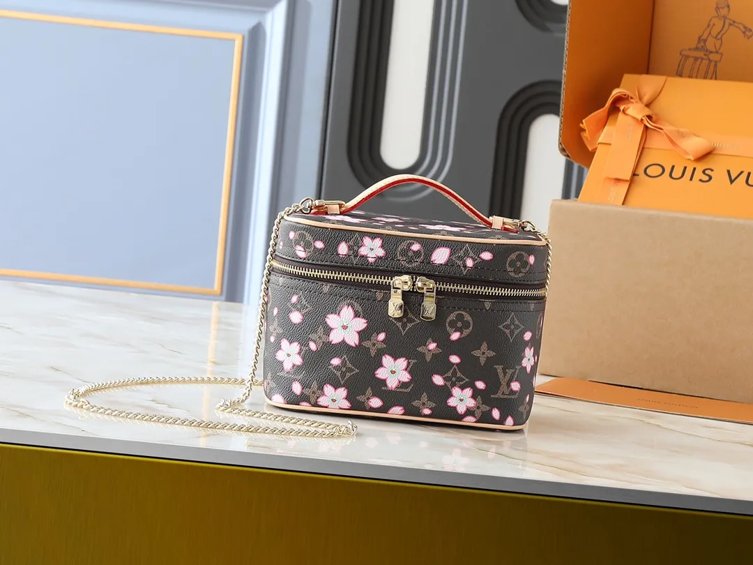 💰280💰Guangzhou goods Upgraded from the original version🔥Double-sided color-changing leather🔥M14181 M42263 M44495 This Nice mini cosmetic bag is made of Monogram coated canvas, with rounded brushstrokes to condense the box-shaped outline. The Cherry Blossom pattern brings out the joyful atmosphere of the Louis Vuitton x Takashi Murakami replica series, the cowhide leather handle shows exquisite details, and the double zipper closure securely stores all your travel needs. Dimensions: 20.0 x 13.5 x 12.0 cm (length x height x width)