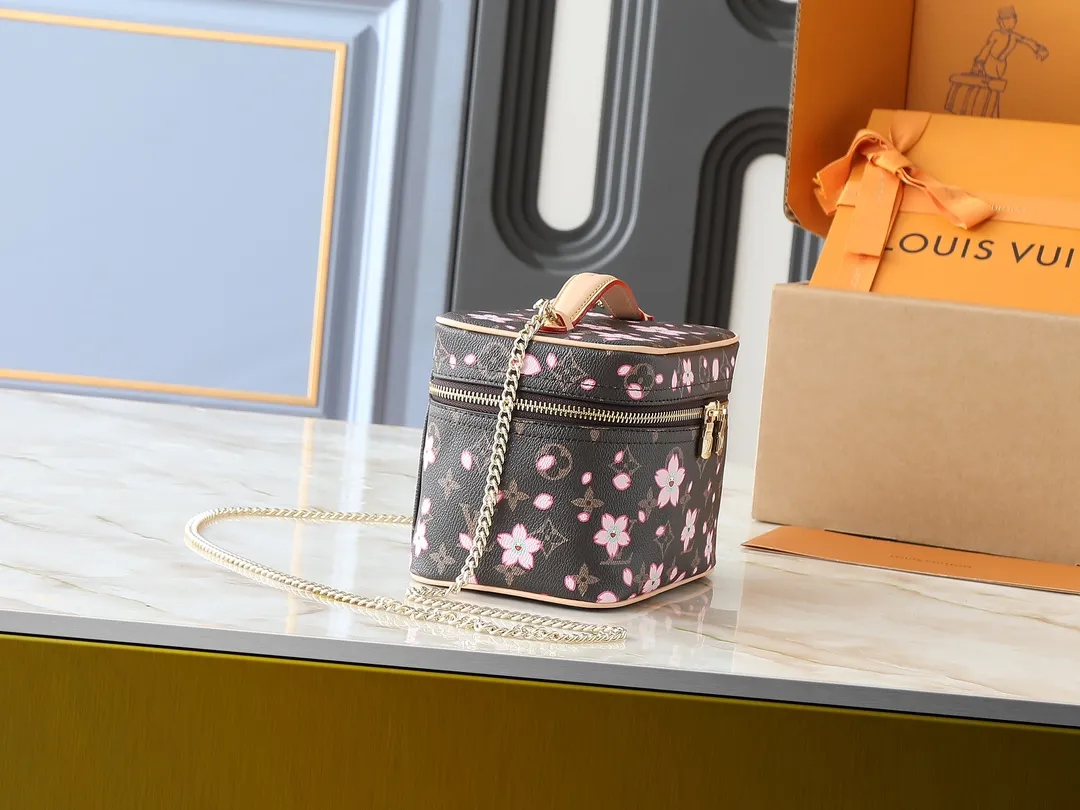 💰280💰Guangzhou goods Upgraded from the original version🔥Double-sided color-changing leather🔥M14181 M42263 M44495 This Nice mini cosmetic bag is made of Monogram coated canvas, with rounded brushstrokes to condense the box-shaped outline. The Cherry Blossom pattern brings out the joyful atmosphere of the Louis Vuitton x Takashi Murakami replica series, the cowhide leather handle shows exquisite details, and the double zipper closure securely stores all your travel needs. Dimensions: 20.0 x 13.5 x 12.0 cm (length x height x width)