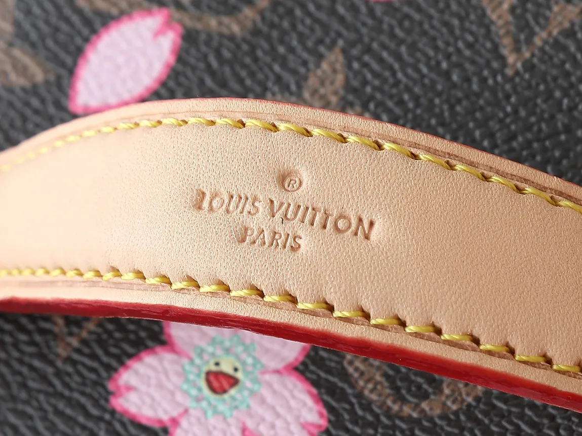 💰280💰Guangzhou goods Upgraded from the original version🔥Double-sided color-changing leather🔥M14181 M42263 M44495 This Nice mini cosmetic bag is made of Monogram coated canvas, with rounded brushstrokes to condense the box-shaped outline. The Cherry Blossom pattern brings out the joyful atmosphere of the Louis Vuitton x Takashi Murakami replica series, the cowhide leather handle shows exquisite details, and the double zipper closure securely stores all your travel needs. Dimensions: 20.0 x 13.5 x 12.0 cm (length x height x width)