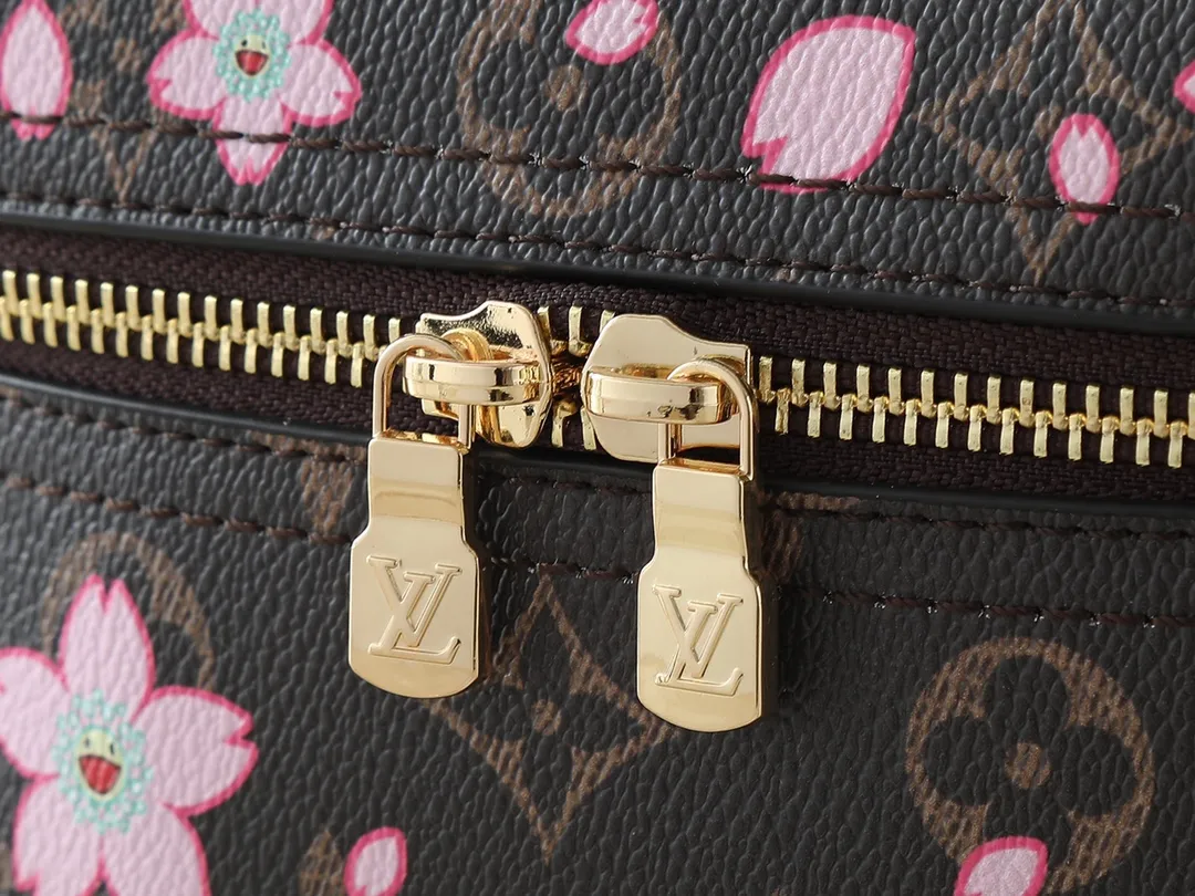 💰280💰Guangzhou goods Upgraded from the original version🔥Double-sided color-changing leather🔥M14181 M42263 M44495 This Nice mini cosmetic bag is made of Monogram coated canvas, with rounded brushstrokes to condense the box-shaped outline. The Cherry Blossom pattern brings out the joyful atmosphere of the Louis Vuitton x Takashi Murakami replica series, the cowhide leather handle shows exquisite details, and the double zipper closure securely stores all your travel needs. Dimensions: 20.0 x 13.5 x 12.0 cm (length x height x width)