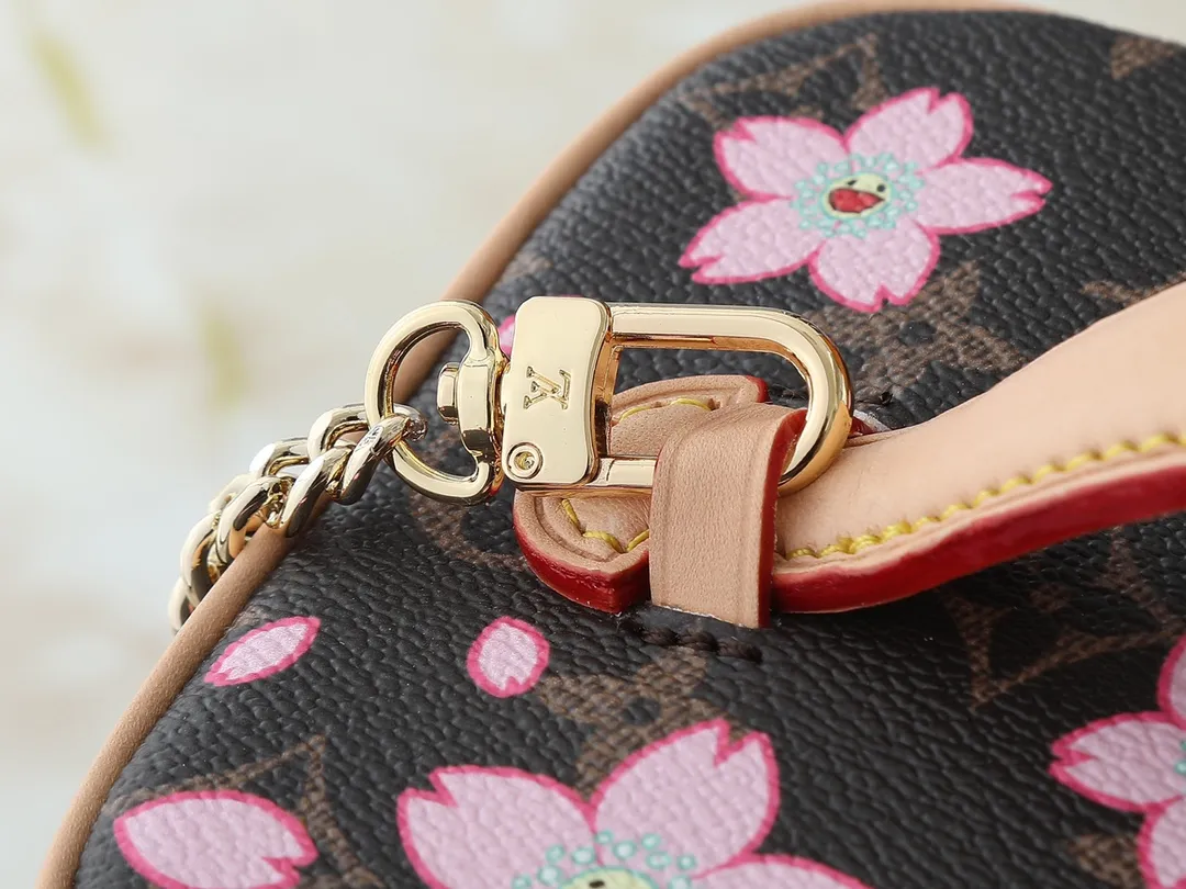 💰280💰Guangzhou goods Upgraded from the original version🔥Double-sided color-changing leather🔥M14181 M42263 M44495 This Nice mini cosmetic bag is made of Monogram coated canvas, with rounded brushstrokes to condense the box-shaped outline. The Cherry Blossom pattern brings out the joyful atmosphere of the Louis Vuitton x Takashi Murakami replica series, the cowhide leather handle shows exquisite details, and the double zipper closure securely stores all your travel needs. Dimensions: 20.0 x 13.5 x 12.0 cm (length x height x width)