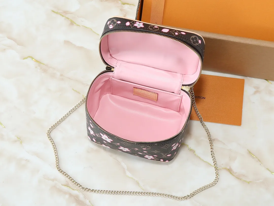 💰280💰Guangzhou goods Upgraded from the original version🔥Double-sided color-changing leather🔥M14181 M42263 M44495 This Nice mini cosmetic bag is made of Monogram coated canvas, with rounded brushstrokes to condense the box-shaped outline. The Cherry Blossom pattern brings out the joyful atmosphere of the Louis Vuitton x Takashi Murakami replica series, the cowhide leather handle shows exquisite details, and the double zipper closure securely stores all your travel needs. Dimensions: 20.0 x 13.5 x 12.0 cm (length x height x width)