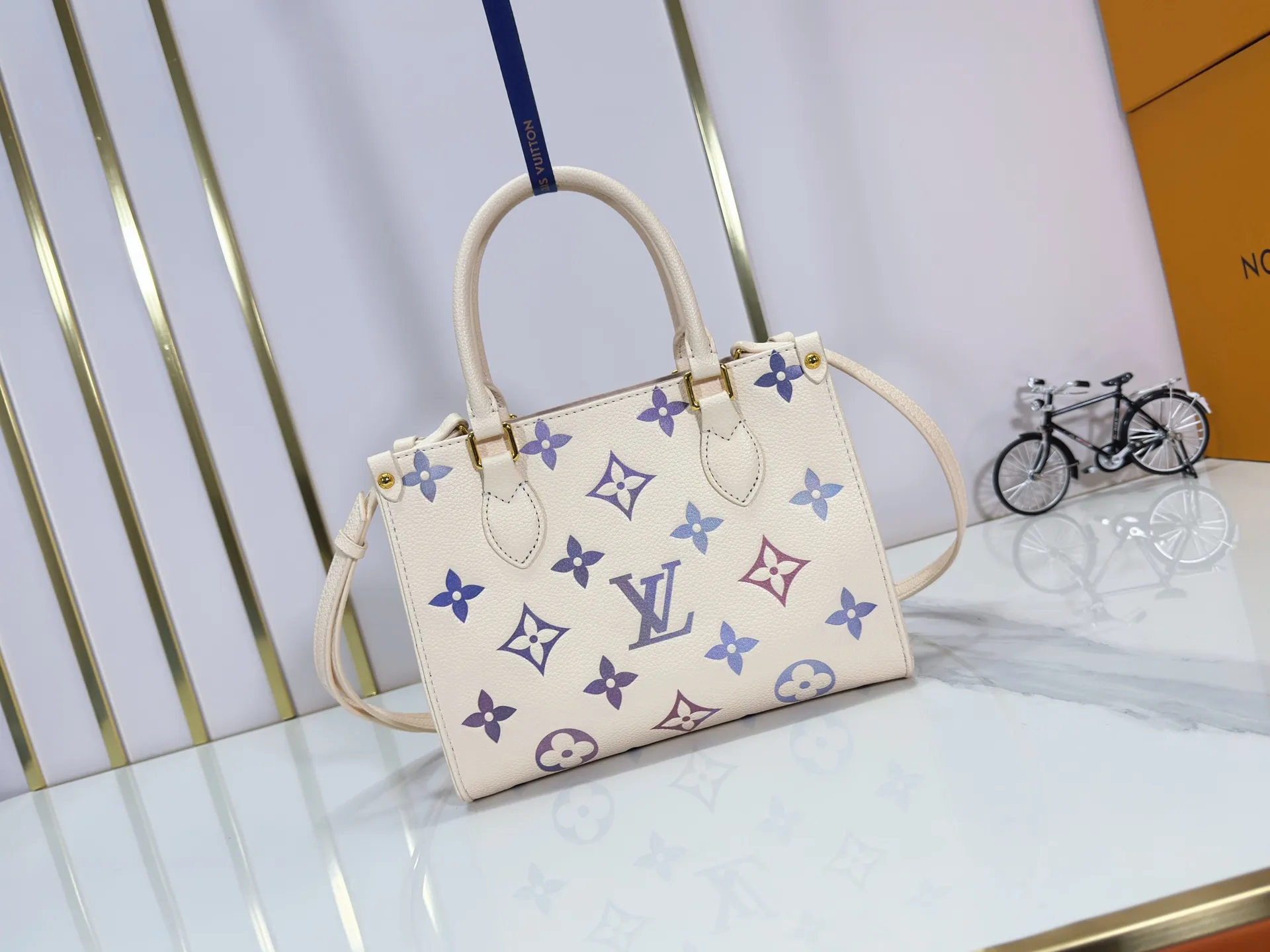 P220 Upgraded original M22770 M45659 This OnTheGo small handbag comes from the Dream series and brightens up various looks with its elegant design. Monogram Empreinte leather is combined with digital printing technology to create a gradient watercolor effect. Dazzling metal hardware and multiple pockets enrich the details, and the slim shoulder strap makes it easy to carry cross-body. Dimensions: 25.0 x 19.0 x 11.5 cm (length x height x width)