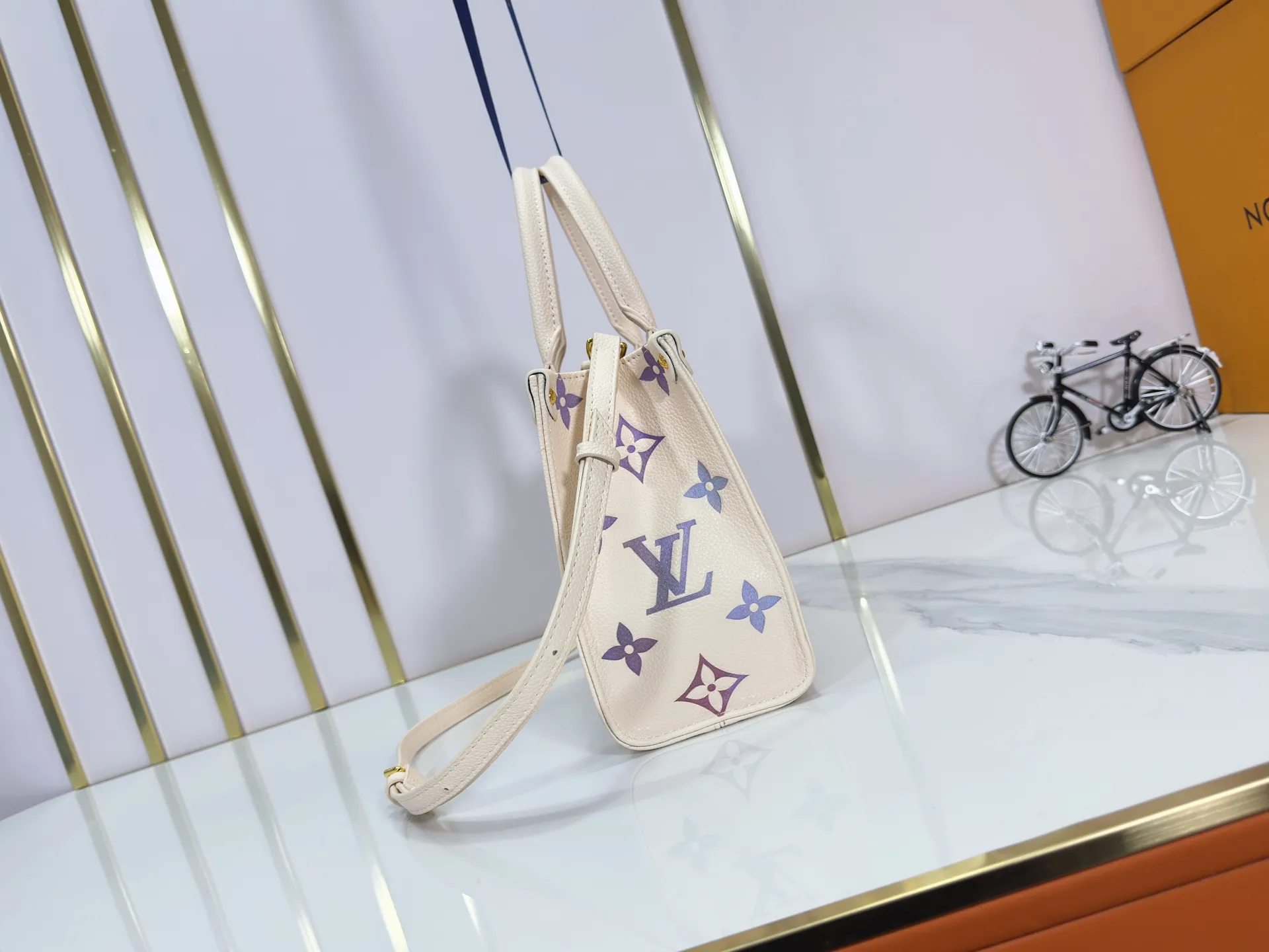 P220 Upgraded original M22770 M45659 This OnTheGo small handbag comes from the Dream series and brightens up various looks with its elegant design. Monogram Empreinte leather is combined with digital printing technology to create a gradient watercolor effect. Dazzling metal hardware and multiple pockets enrich the details, and the slim shoulder strap makes it easy to carry cross-body. Dimensions: 25.0 x 19.0 x 11.5 cm (length x height x width)