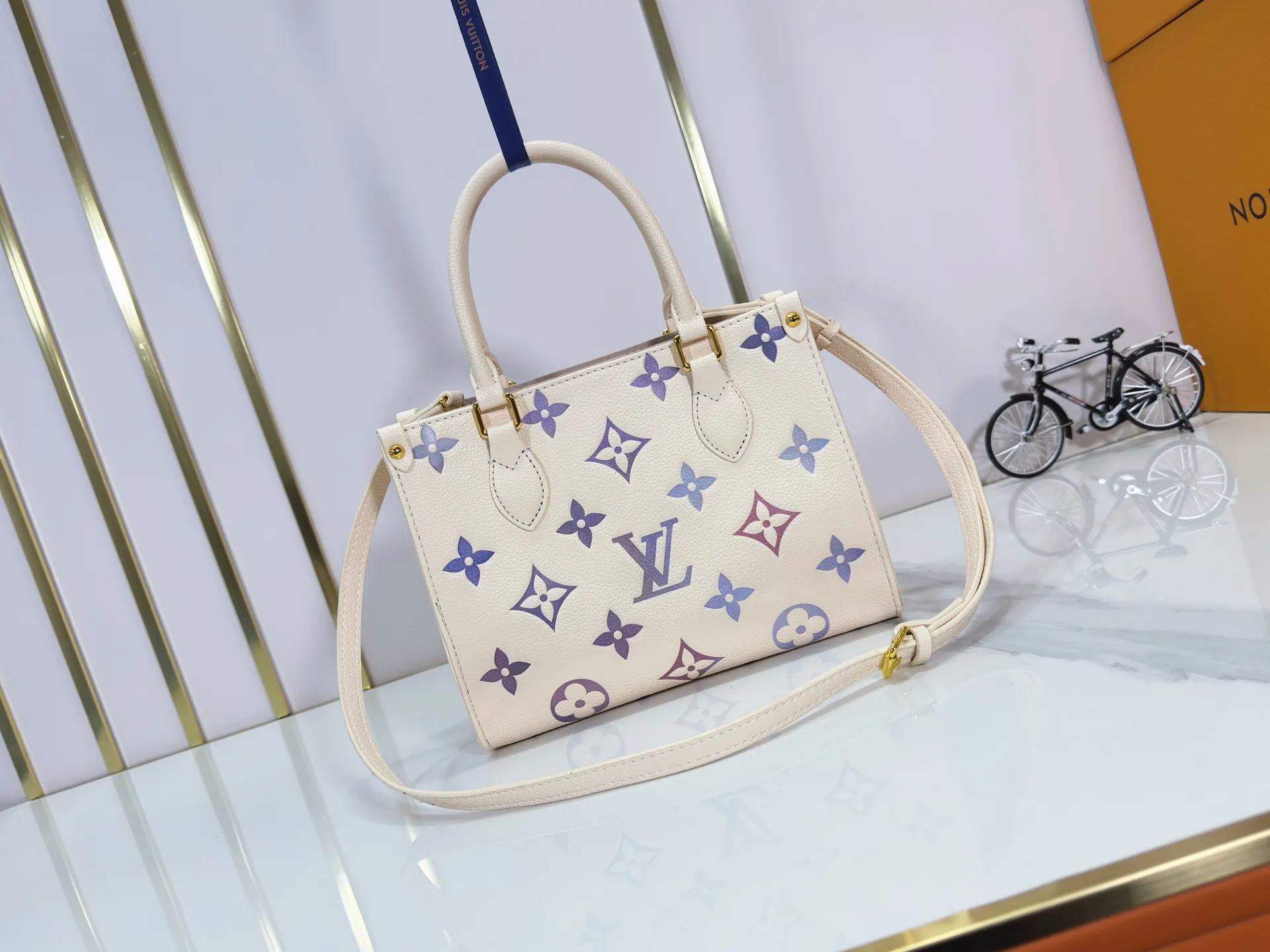 P220 Upgraded original M22770 M45659 This OnTheGo small handbag comes from the Dream series and brightens up various looks with its elegant design. Monogram Empreinte leather is combined with digital printing technology to create a gradient watercolor effect. Dazzling metal hardware and multiple pockets enrich the details, and the slim shoulder strap makes it easy to carry cross-body. Dimensions: 25.0 x 19.0 x 11.5 cm (length x height x width)