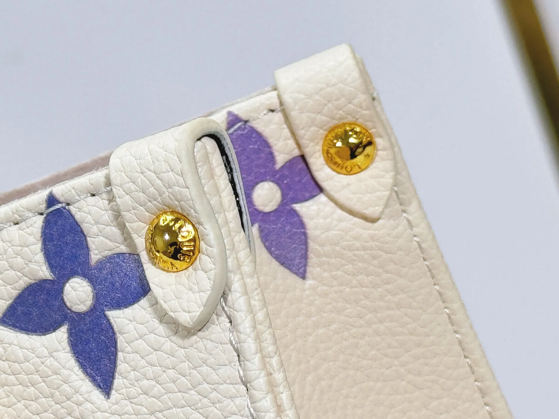 P220 Upgraded original M22770 M45659 This OnTheGo small handbag comes from the Dream series and brightens up various looks with its elegant design. Monogram Empreinte leather is combined with digital printing technology to create a gradient watercolor effect. Dazzling metal hardware and multiple pockets enrich the details, and the slim shoulder strap makes it easy to carry cross-body. Dimensions: 25.0 x 19.0 x 11.5 cm (length x height x width)
