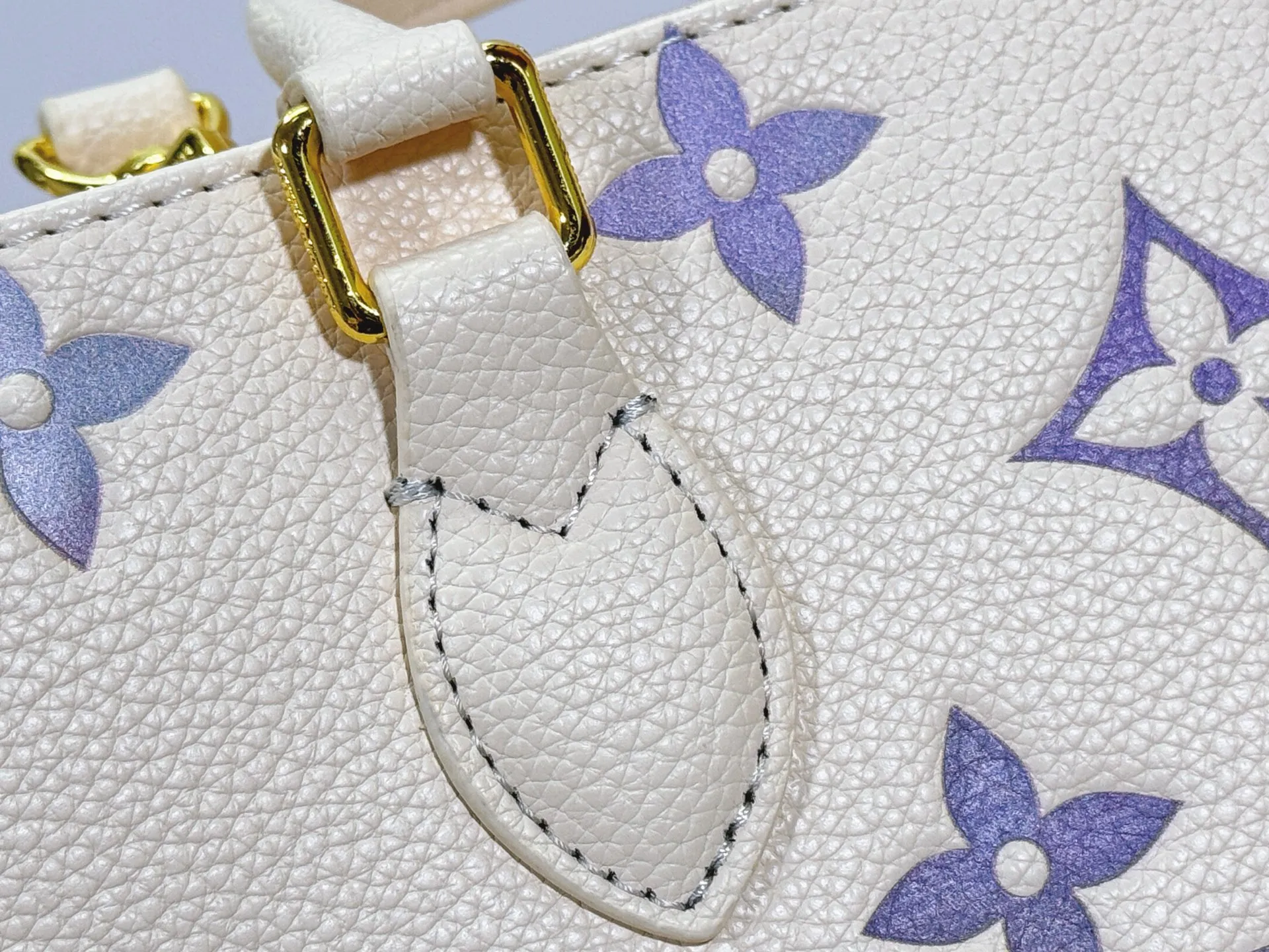P220 Upgraded original M22770 M45659 This OnTheGo small handbag comes from the Dream series and brightens up various looks with its elegant design. Monogram Empreinte leather is combined with digital printing technology to create a gradient watercolor effect. Dazzling metal hardware and multiple pockets enrich the details, and the slim shoulder strap makes it easy to carry cross-body. Dimensions: 25.0 x 19.0 x 11.5 cm (length x height x width)