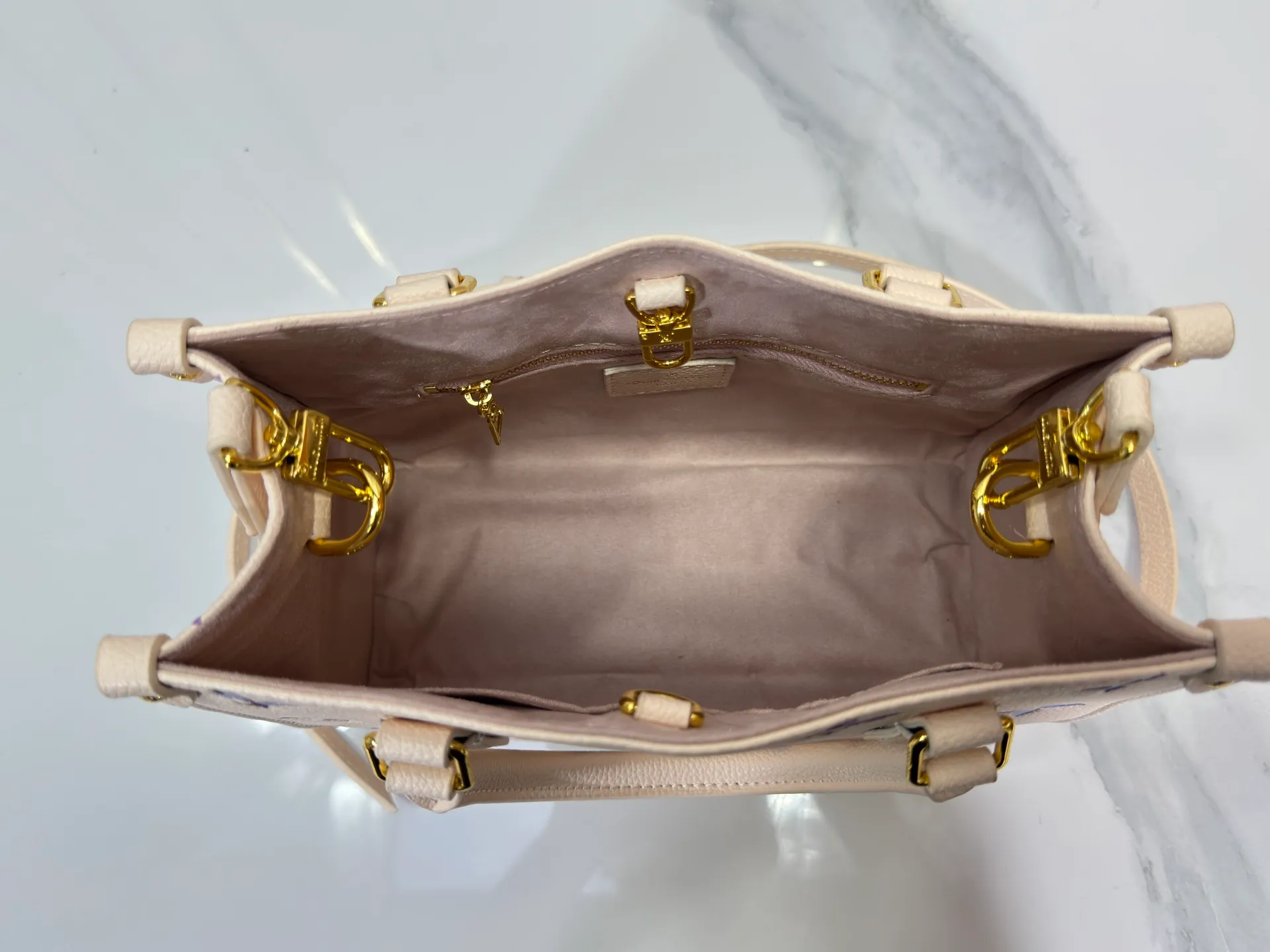 P220 Upgraded original M22770 M45659 This OnTheGo small handbag comes from the Dream series and brightens up various looks with its elegant design. Monogram Empreinte leather is combined with digital printing technology to create a gradient watercolor effect. Dazzling metal hardware and multiple pockets enrich the details, and the slim shoulder strap makes it easy to carry cross-body. Dimensions: 25.0 x 19.0 x 11.5 cm (length x height x width)