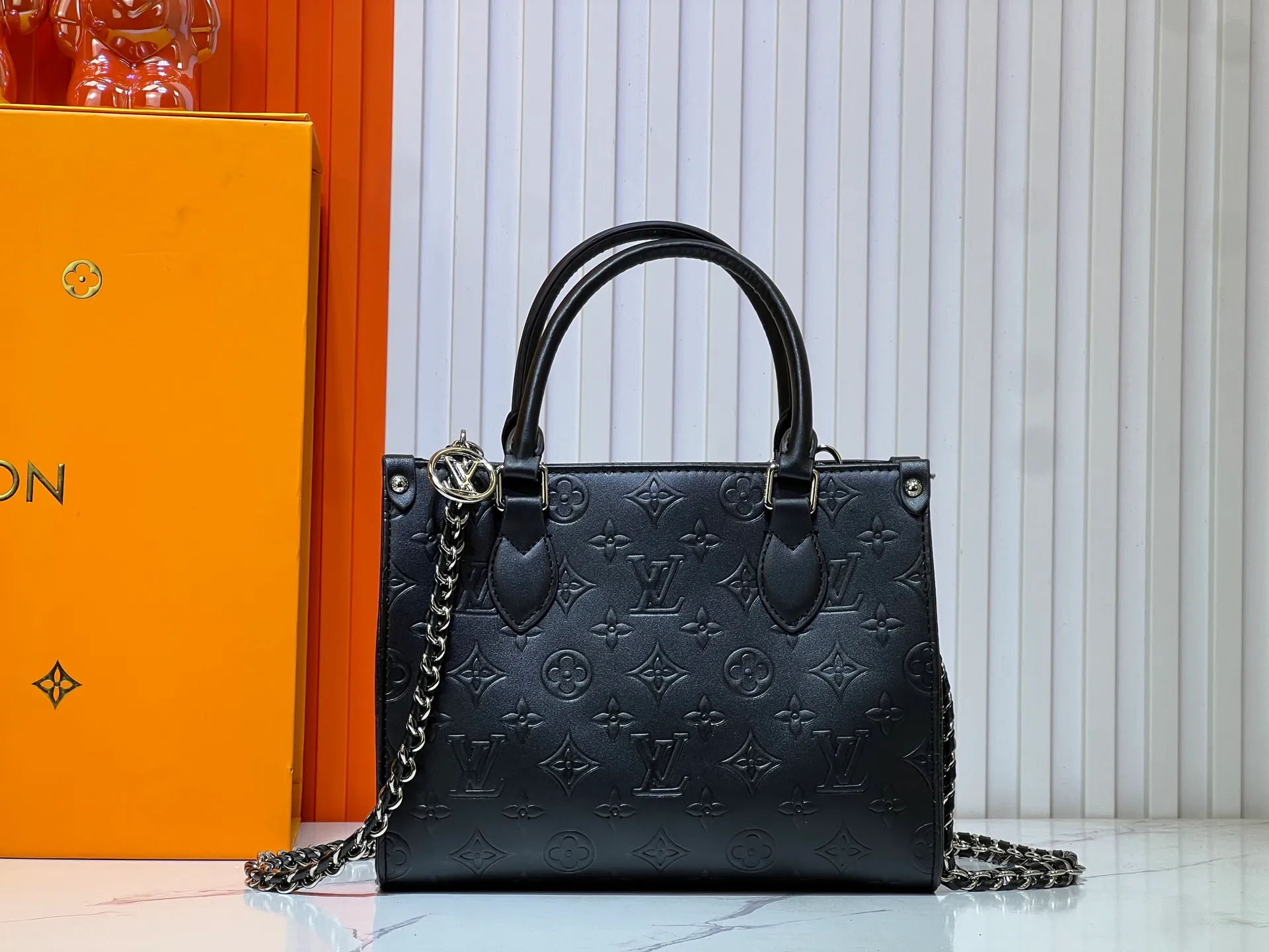 Batch 260💰Upgraded original M14576 M45659 This OnTheGo small handbag comes from the Monogram Bold series, finishing the 2025 spring and summer show with its neat structure. The Monogram embossed leather bag features dazzling metal hardware and a detachable braided chain. It has ample space to accommodate daily essentials, making it a perfect choice for urban commuting and weekend outings. Dimensions: 25.0 x 19.0 x 11.5 cm (length x height x width)