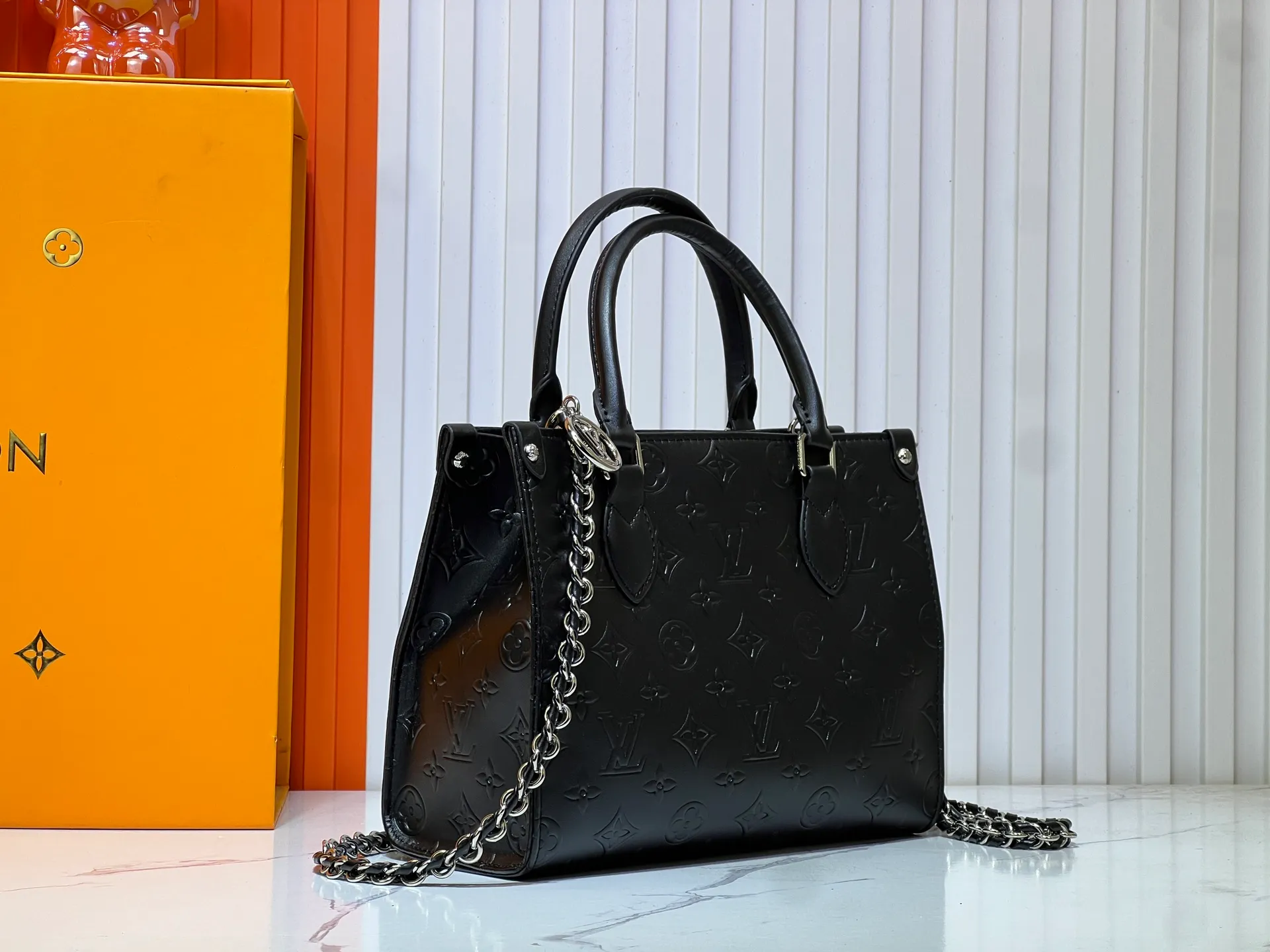 Batch 260💰Upgraded original M14576 M45659 This OnTheGo small handbag comes from the Monogram Bold series, finishing the 2025 spring and summer show with its neat structure. The Monogram embossed leather bag features dazzling metal hardware and a detachable braided chain. It has ample space to accommodate daily essentials, making it a perfect choice for urban commuting and weekend outings. Dimensions: 25.0 x 19.0 x 11.5 cm (length x height x width)