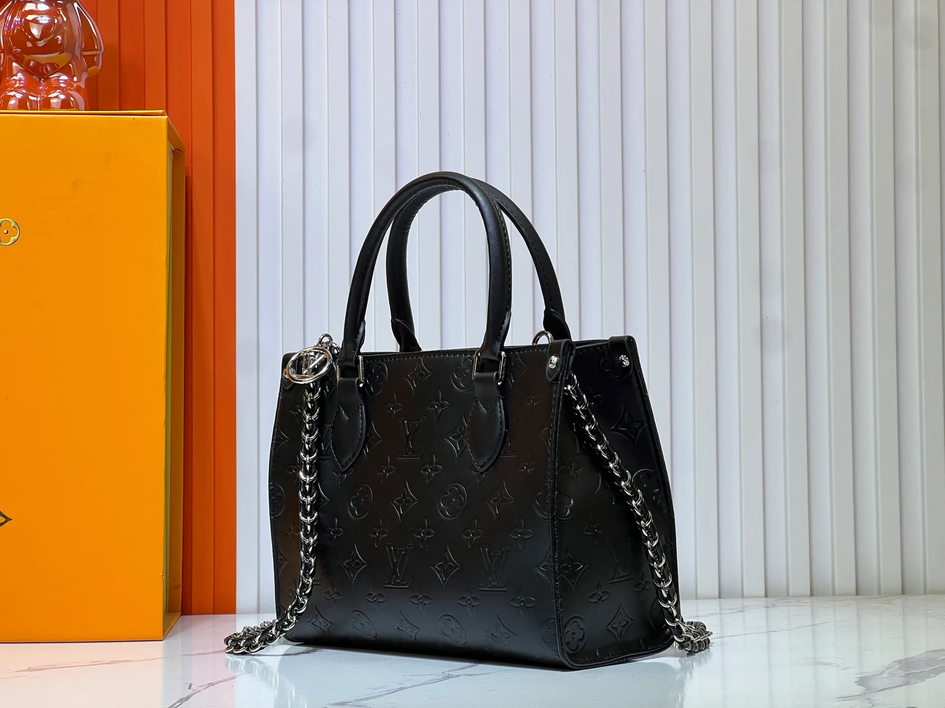 Batch 260💰Upgraded original M14576 M45659 This OnTheGo small handbag comes from the Monogram Bold series, finishing the 2025 spring and summer show with its neat structure. The Monogram embossed leather bag features dazzling metal hardware and a detachable braided chain. It has ample space to accommodate daily essentials, making it a perfect choice for urban commuting and weekend outings. Dimensions: 25.0 x 19.0 x 11.5 cm (length x height x width)