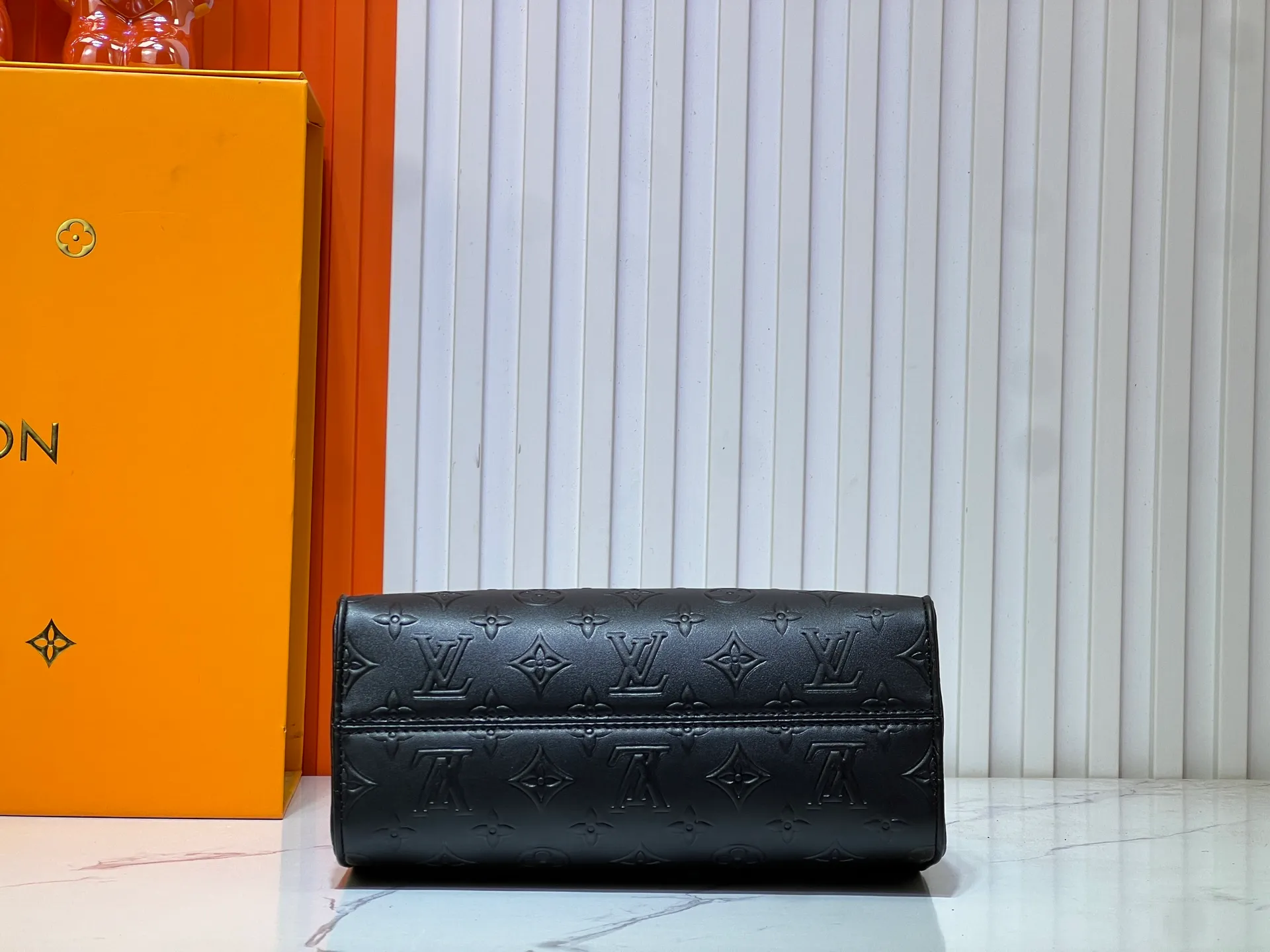 Batch 260💰Upgraded original M14576 M45659 This OnTheGo small handbag comes from the Monogram Bold series, finishing the 2025 spring and summer show with its neat structure. The Monogram embossed leather bag features dazzling metal hardware and a detachable braided chain. It has ample space to accommodate daily essentials, making it a perfect choice for urban commuting and weekend outings. Dimensions: 25.0 x 19.0 x 11.5 cm (length x height x width)
