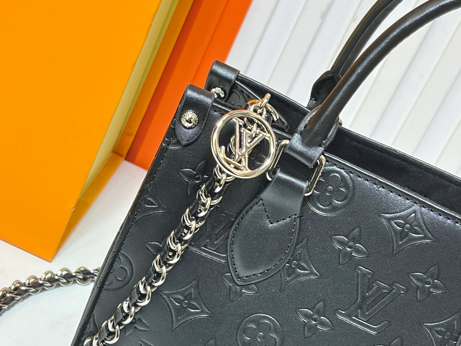 Batch 260💰Upgraded original M14576 M45659 This OnTheGo small handbag comes from the Monogram Bold series, finishing the 2025 spring and summer show with its neat structure. The Monogram embossed leather bag features dazzling metal hardware and a detachable braided chain. It has ample space to accommodate daily essentials, making it a perfect choice for urban commuting and weekend outings. Dimensions: 25.0 x 19.0 x 11.5 cm (length x height x width)