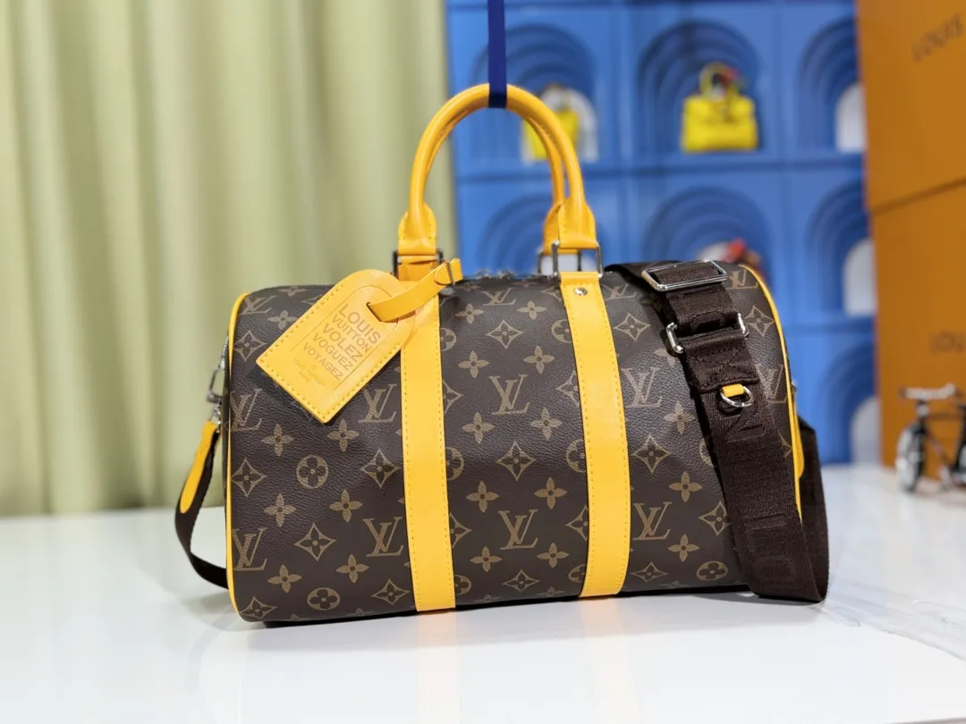 P280💰Upgraded original version M12765 presbyopic green M13201 presbyopic yellow M46655 black flower M22765 embossed This Keepall Bandoulière 35 handbag uses Monogram Eclipse coated canvas to convey restrained demeanor. Leather top handles, side straps and hardware reflect classic heritage, while a removable and adjustable shoulder strap makes it comfortable to carry over the shoulder. 34.0 x 21.0 x 16.0 cm (length x height x width)