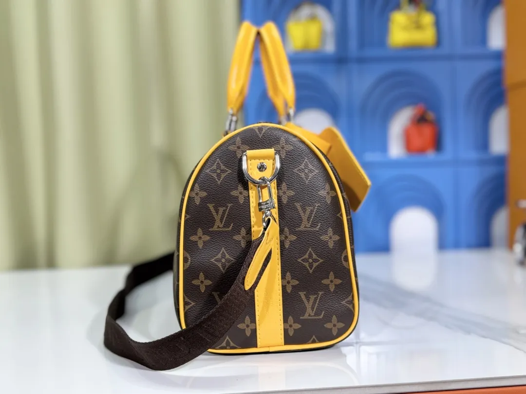 P280💰Upgraded original version M12765 presbyopic green M13201 presbyopic yellow M46655 black flower M22765 embossed This Keepall Bandoulière 35 handbag uses Monogram Eclipse coated canvas to convey restrained demeanor. Leather top handles, side straps and hardware reflect classic heritage, while a removable and adjustable shoulder strap makes it comfortable to carry over the shoulder. 34.0 x 21.0 x 16.0 cm (length x height x width)