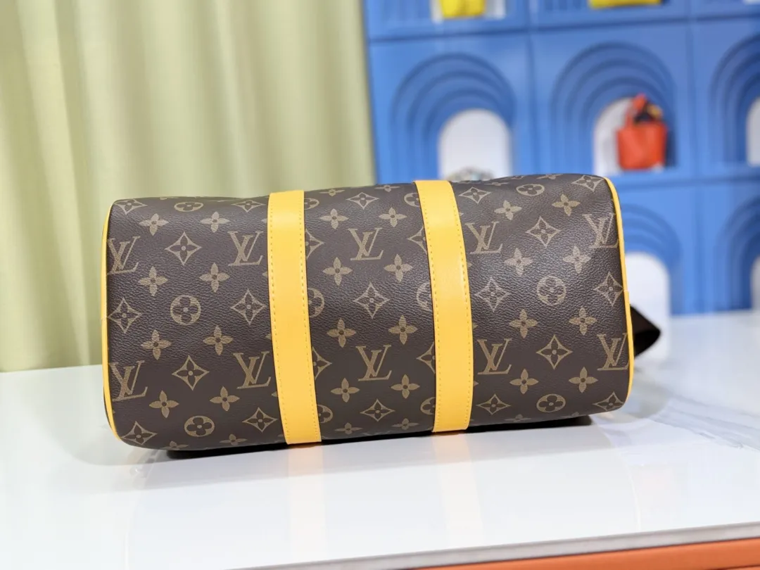 P280💰Upgraded original version M12765 presbyopic green M13201 presbyopic yellow M46655 black flower M22765 embossed This Keepall Bandoulière 35 handbag uses Monogram Eclipse coated canvas to convey restrained demeanor. Leather top handles, side straps and hardware reflect classic heritage, while a removable and adjustable shoulder strap makes it comfortable to carry over the shoulder. 34.0 x 21.0 x 16.0 cm (length x height x width)