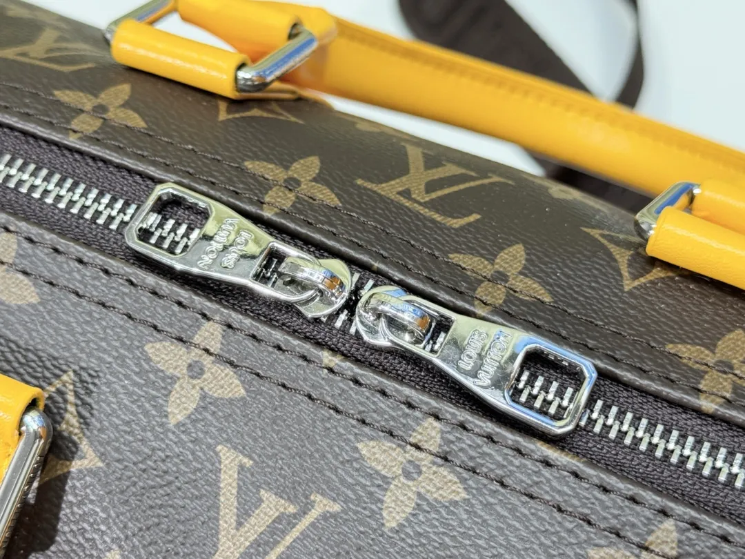 P280💰Upgraded original version M12765 presbyopic green M13201 presbyopic yellow M46655 black flower M22765 embossed This Keepall Bandoulière 35 handbag uses Monogram Eclipse coated canvas to convey restrained demeanor. Leather top handles, side straps and hardware reflect classic heritage, while a removable and adjustable shoulder strap makes it comfortable to carry over the shoulder. 34.0 x 21.0 x 16.0 cm (length x height x width)