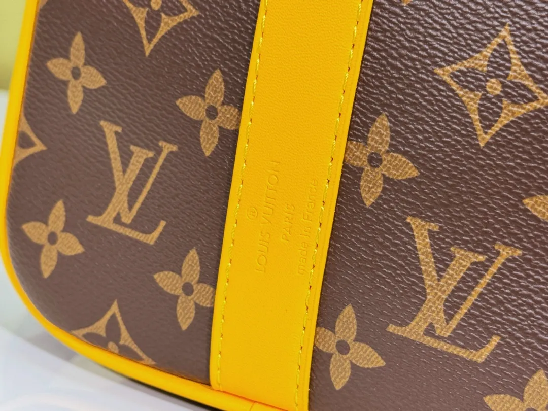 P280💰Upgraded original version M12765 presbyopic green M13201 presbyopic yellow M46655 black flower M22765 embossed This Keepall Bandoulière 35 handbag uses Monogram Eclipse coated canvas to convey restrained demeanor. Leather top handles, side straps and hardware reflect classic heritage, while a removable and adjustable shoulder strap makes it comfortable to carry over the shoulder. 34.0 x 21.0 x 16.0 cm (length x height x width)