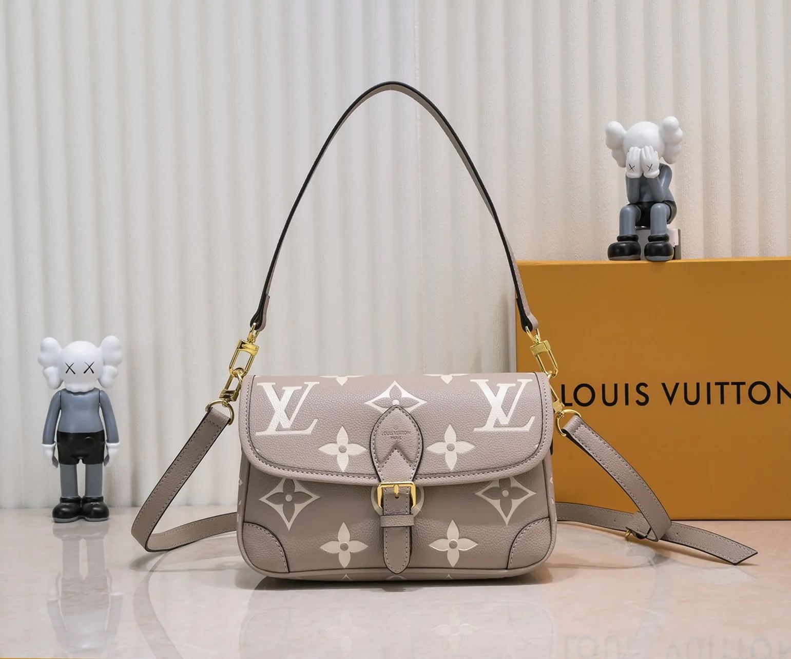 ¥340💰 Exclusive real shot-upgraded version ‼ ️M46386 black M46388 white M45985 full leather baguette series new Diane handbag Diane satchel is made of Monogram Empreinte, made of the brand's iconic embossed leather. This versatile bag comes with a removable leather shoulder strap that can be worn over the shoulder or by hand, as well as a roomy removable jacquard crossbody bag with 'Louis Vuitton' printed strap. This versatile bag can be styled in chic or sporty fashion to match the overall style or mood. Dimensions: 25.0×9.0×15.0 cm.