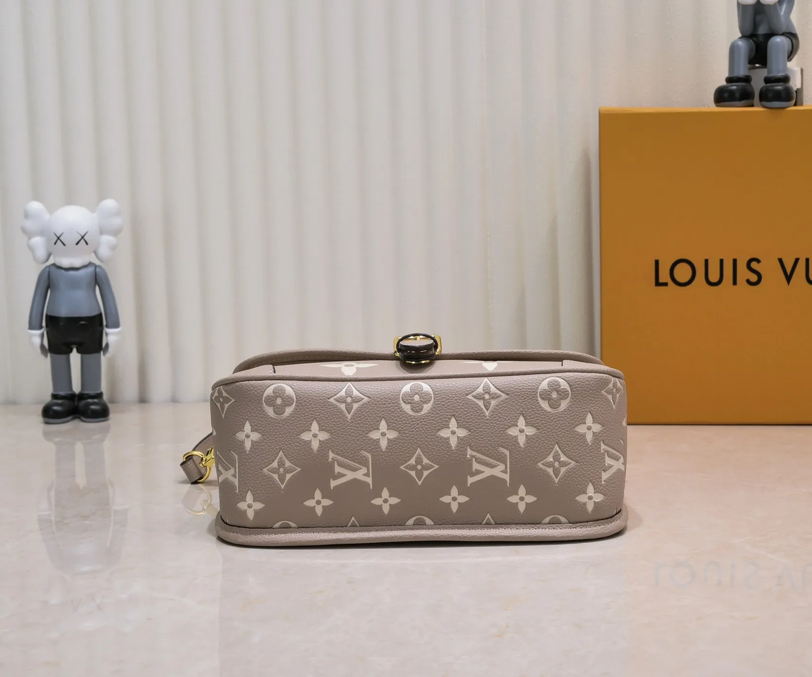 ¥340💰 Exclusive real shot-upgraded version ‼ ️M46386 black M46388 white M45985 full leather baguette series new Diane handbag Diane satchel is made of Monogram Empreinte, made of the brand's iconic embossed leather. This versatile bag comes with a removable leather shoulder strap that can be worn over the shoulder or by hand, as well as a roomy removable jacquard crossbody bag with 'Louis Vuitton' printed strap. This versatile bag can be styled in chic or sporty fashion to match the overall style or mood. Dimensions: 25.0×9.0×15.0 cm.