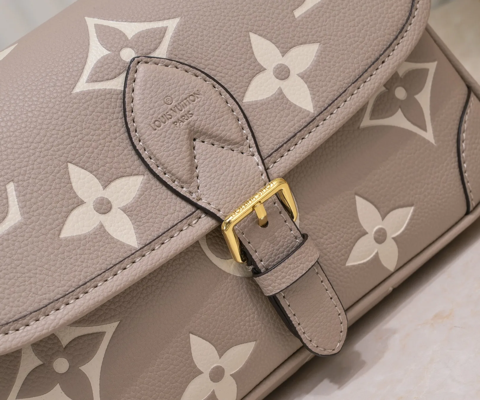 ¥340💰 Exclusive real shot-upgraded version ‼ ️M46386 black M46388 white M45985 full leather baguette series new Diane handbag Diane satchel is made of Monogram Empreinte, made of the brand's iconic embossed leather. This versatile bag comes with a removable leather shoulder strap that can be worn over the shoulder or by hand, as well as a roomy removable jacquard crossbody bag with 'Louis Vuitton' printed strap. This versatile bag can be styled in chic or sporty fashion to match the overall style or mood. Dimensions: 25.0×9.0×15.0 cm.