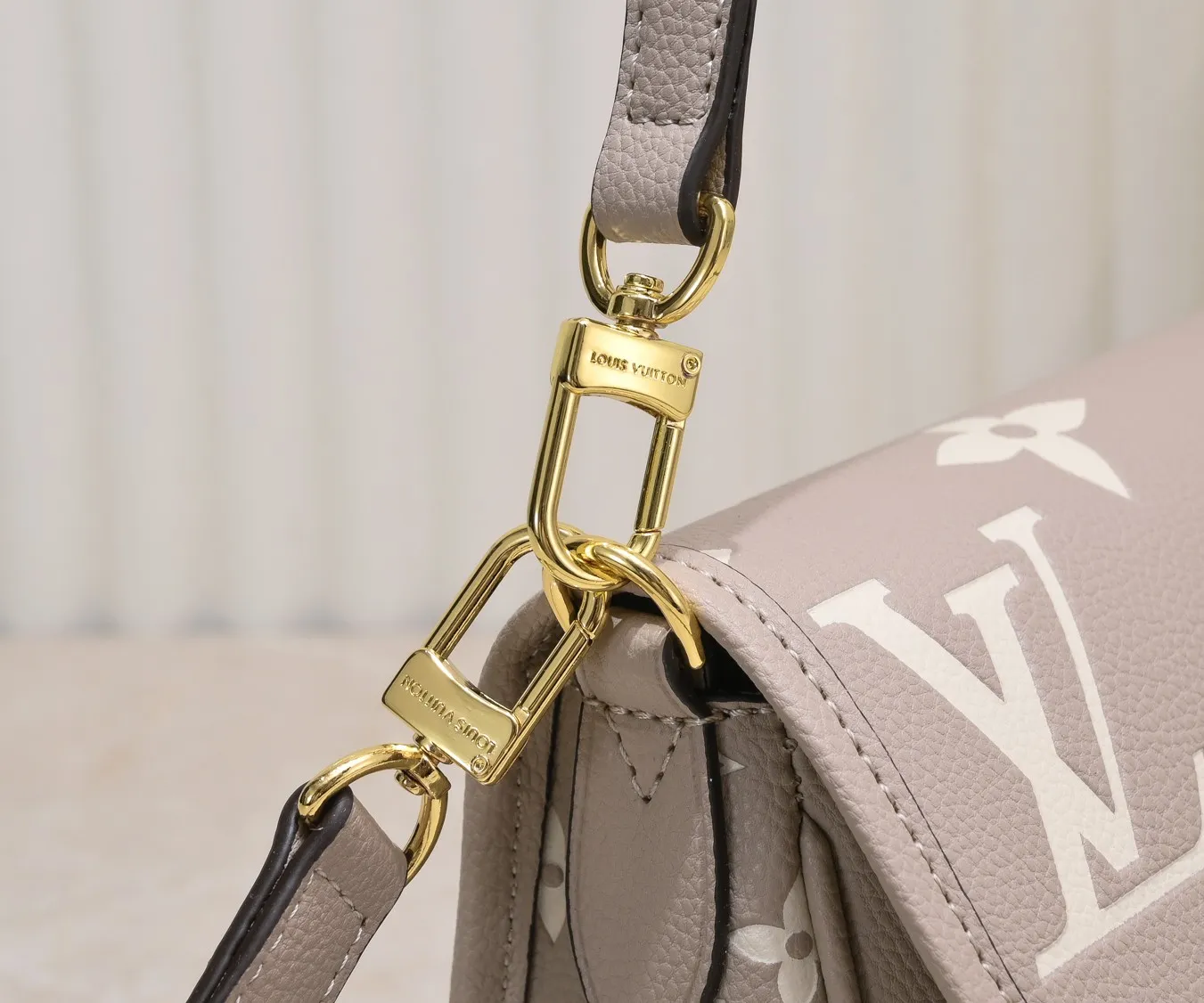 ¥340💰 Exclusive real shot-upgraded version ‼ ️M46386 black M46388 white M45985 full leather baguette series new Diane handbag Diane satchel is made of Monogram Empreinte, made of the brand's iconic embossed leather. This versatile bag comes with a removable leather shoulder strap that can be worn over the shoulder or by hand, as well as a roomy removable jacquard crossbody bag with 'Louis Vuitton' printed strap. This versatile bag can be styled in chic or sporty fashion to match the overall style or mood. Dimensions: 25.0×9.0×15.0 cm.