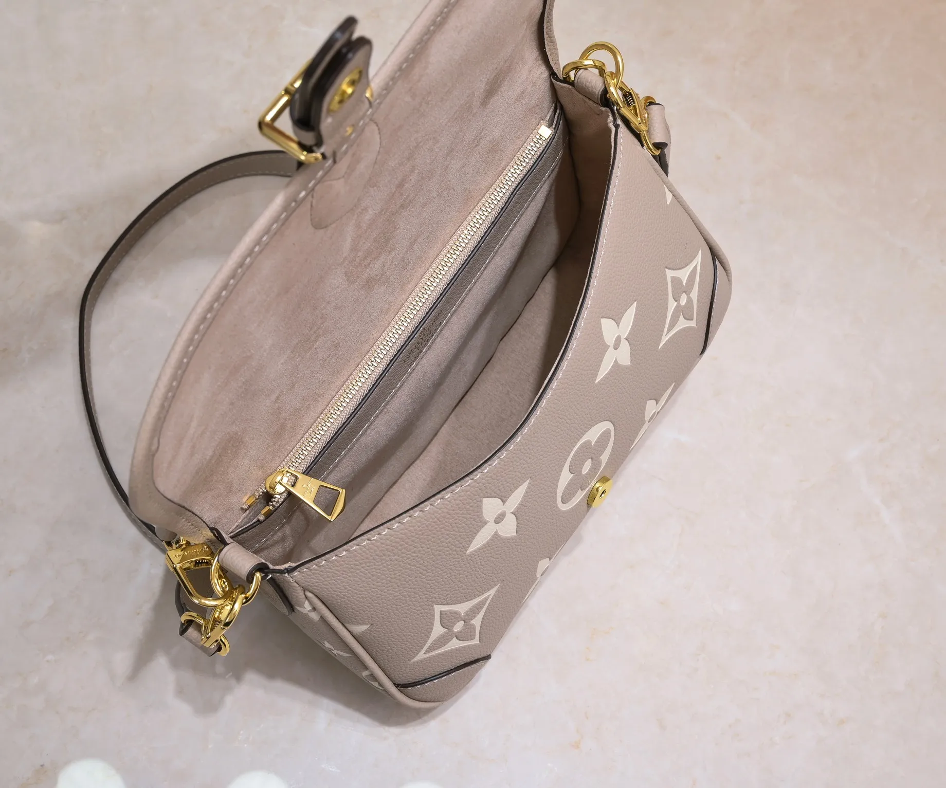 ¥340💰 Exclusive real shot-upgraded version ‼ ️M46386 black M46388 white M45985 full leather baguette series new Diane handbag Diane satchel is made of Monogram Empreinte, made of the brand's iconic embossed leather. This versatile bag comes with a removable leather shoulder strap that can be worn over the shoulder or by hand, as well as a roomy removable jacquard crossbody bag with 'Louis Vuitton' printed strap. This versatile bag can be styled in chic or sporty fashion to match the overall style or mood. Dimensions: 25.0×9.0×15.0 cm.