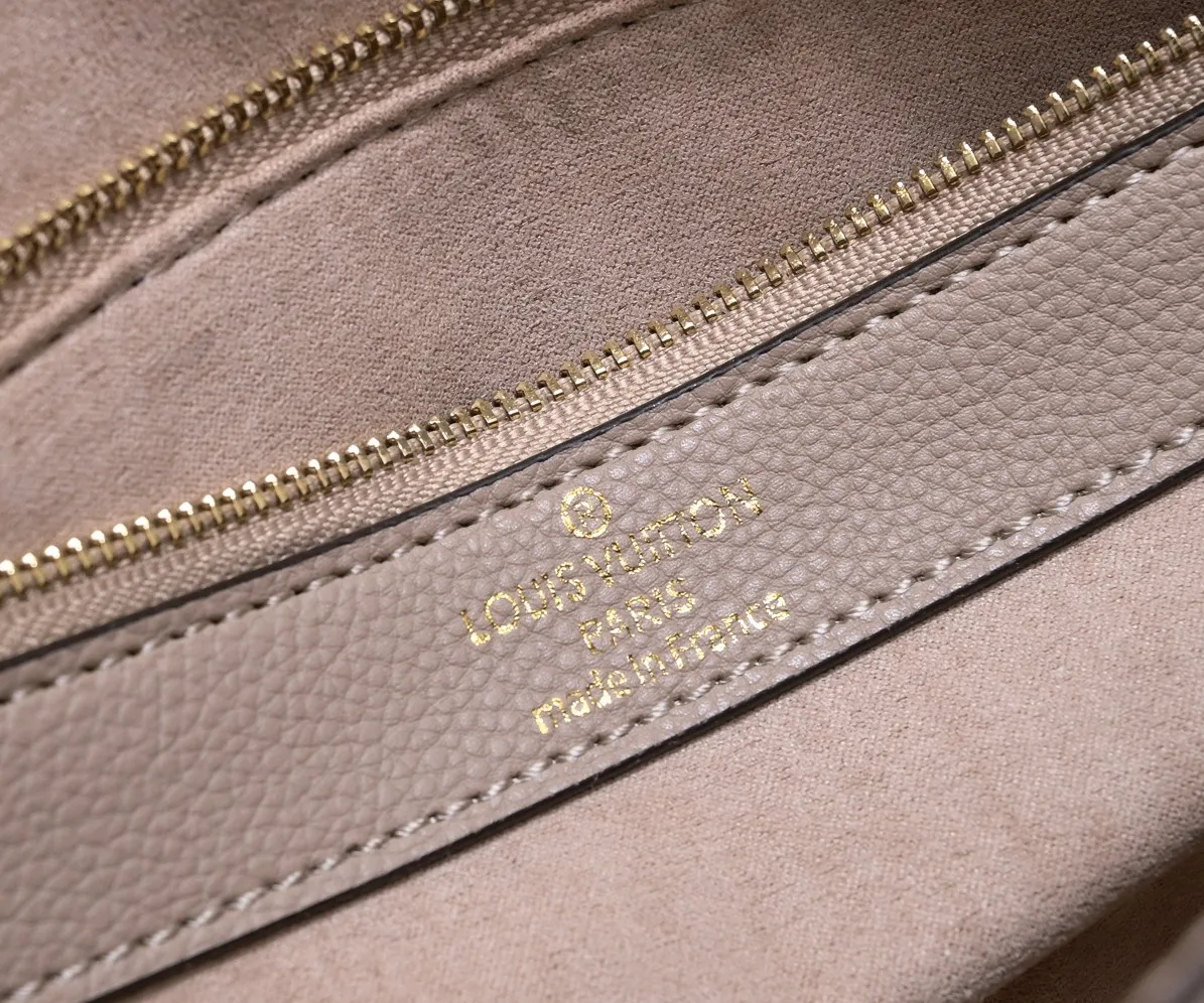 ¥340💰 Exclusive real shot-upgraded version ‼ ️M46386 black M46388 white M45985 full leather baguette series new Diane handbag Diane satchel is made of Monogram Empreinte, made of the brand's iconic embossed leather. This versatile bag comes with a removable leather shoulder strap that can be worn over the shoulder or by hand, as well as a roomy removable jacquard crossbody bag with 'Louis Vuitton' printed strap. This versatile bag can be styled in chic or sporty fashion to match the overall style or mood. Dimensions: 25.0×9.0×15.0 cm.
