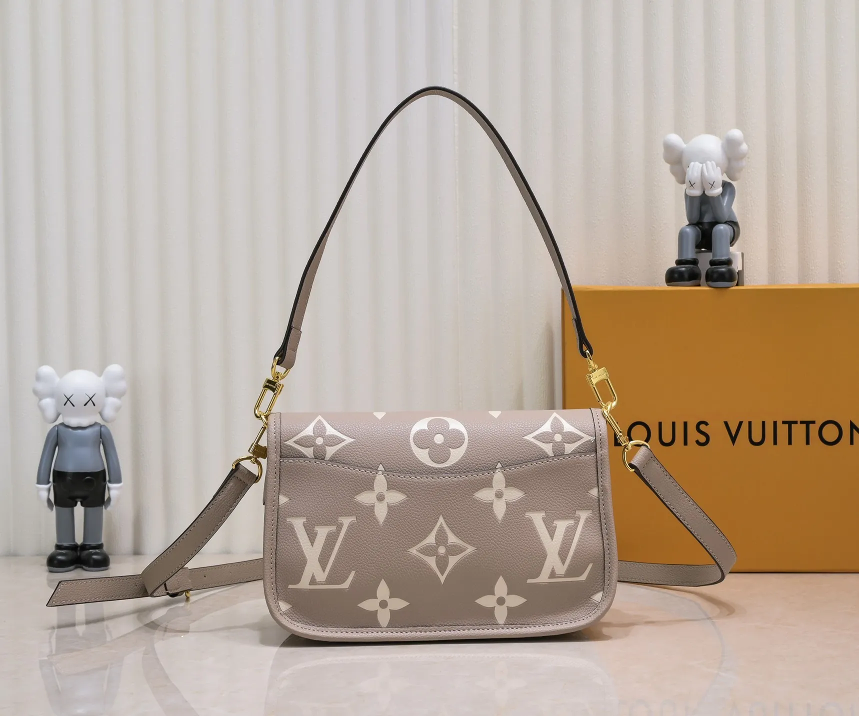 ¥340💰 Exclusive real shot-upgraded version ‼ ️M46386 black M46388 white M45985 full leather baguette series new Diane handbag Diane satchel is made of Monogram Empreinte, made of the brand's iconic embossed leather. This versatile bag comes with a removable leather shoulder strap that can be worn over the shoulder or by hand, as well as a roomy removable jacquard crossbody bag with 'Louis Vuitton' printed strap. This versatile bag can be styled in chic or sporty fashion to match the overall style or mood. Dimensions: 25.0×9.0×15.0 cm.