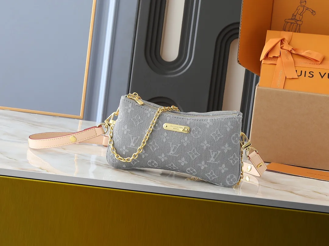 💰200💰Upgraded from original M14159 M83008 This Liv Pochette handbag is made of elegant Monogram Denim fabric to create a retro style, showing new season ingenuity, and can be carried comfortably under the arm. The dazzling chain and adjustable shoulder strap are detachable, allowing for a variety of styling possibilities, and the logo nameplate proves the brand's exquisite craftsmanship. Dimensions: 24.5 x 13.5 x 6.5 cm (length x height x width)