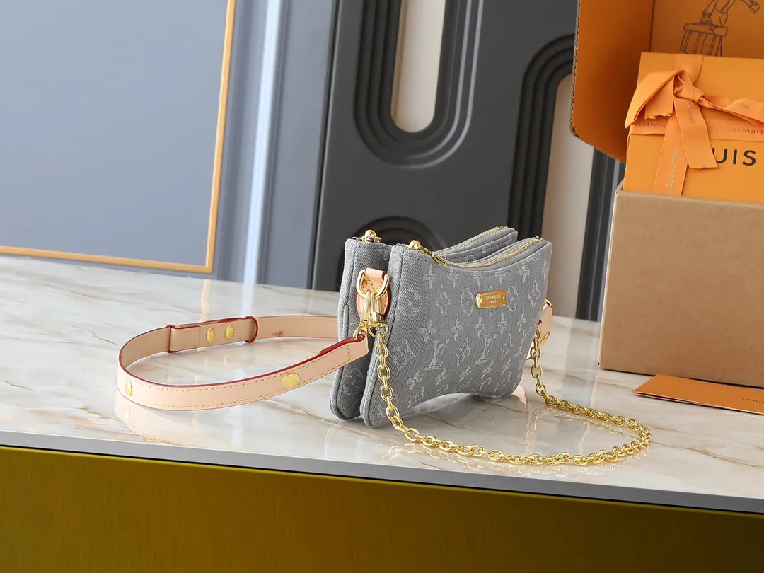 💰200💰Upgraded from original M14159 M83008 This Liv Pochette handbag is made of elegant Monogram Denim fabric to create a retro style, showing new season ingenuity, and can be carried comfortably under the arm. The dazzling chain and adjustable shoulder strap are detachable, allowing for a variety of styling possibilities, and the logo nameplate proves the brand's exquisite craftsmanship. Dimensions: 24.5 x 13.5 x 6.5 cm (length x height x width)