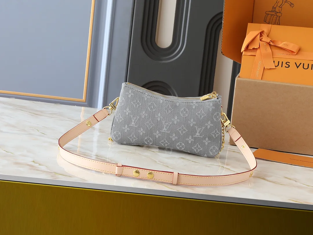 💰200💰Upgraded from original M14159 M83008 This Liv Pochette handbag is made of elegant Monogram Denim fabric to create a retro style, showing new season ingenuity, and can be carried comfortably under the arm. The dazzling chain and adjustable shoulder strap are detachable, allowing for a variety of styling possibilities, and the logo nameplate proves the brand's exquisite craftsmanship. Dimensions: 24.5 x 13.5 x 6.5 cm (length x height x width)