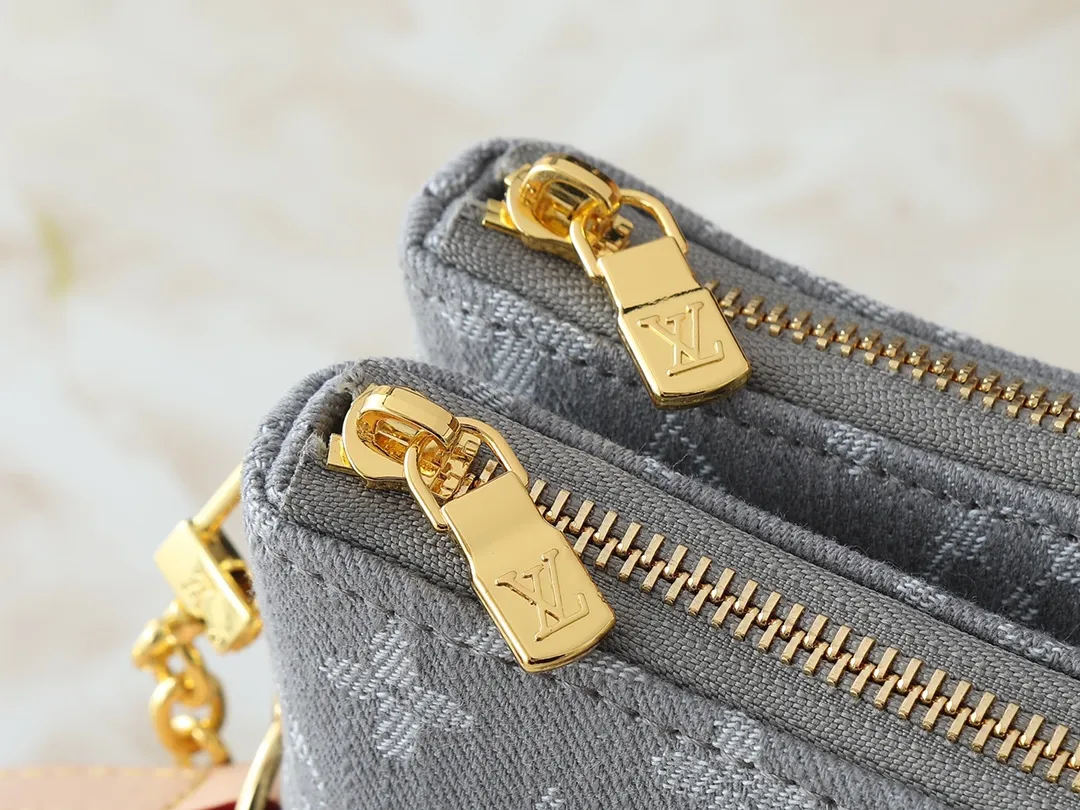 💰200💰Upgraded from original M14159 M83008 This Liv Pochette handbag is made of elegant Monogram Denim fabric to create a retro style, showing new season ingenuity, and can be carried comfortably under the arm. The dazzling chain and adjustable shoulder strap are detachable, allowing for a variety of styling possibilities, and the logo nameplate proves the brand's exquisite craftsmanship. Dimensions: 24.5 x 13.5 x 6.5 cm (length x height x width)