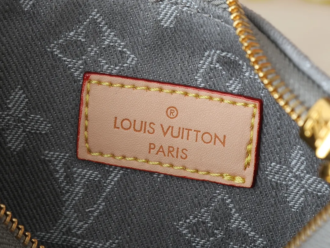 💰200💰Upgraded from original M14159 M83008 This Liv Pochette handbag is made of elegant Monogram Denim fabric to create a retro style, showing new season ingenuity, and can be carried comfortably under the arm. The dazzling chain and adjustable shoulder strap are detachable, allowing for a variety of styling possibilities, and the logo nameplate proves the brand's exquisite craftsmanship. Dimensions: 24.5 x 13.5 x 6.5 cm (length x height x width)